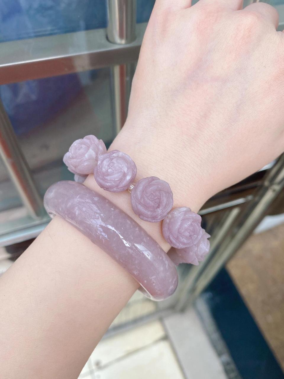 佘太翠大矿雪花紫玉冰透仙女粉紫镯镯来喽 刚入坑很是嫌弃紫玉,总觉得