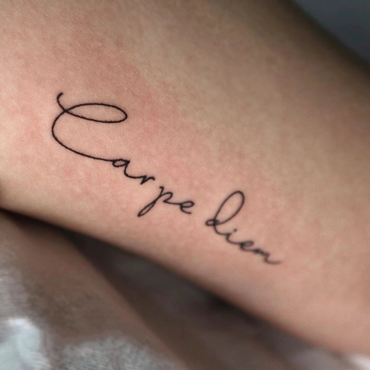 diem7515活在当下·及时行乐 7215客定拉丁文小字母 	 纹身师