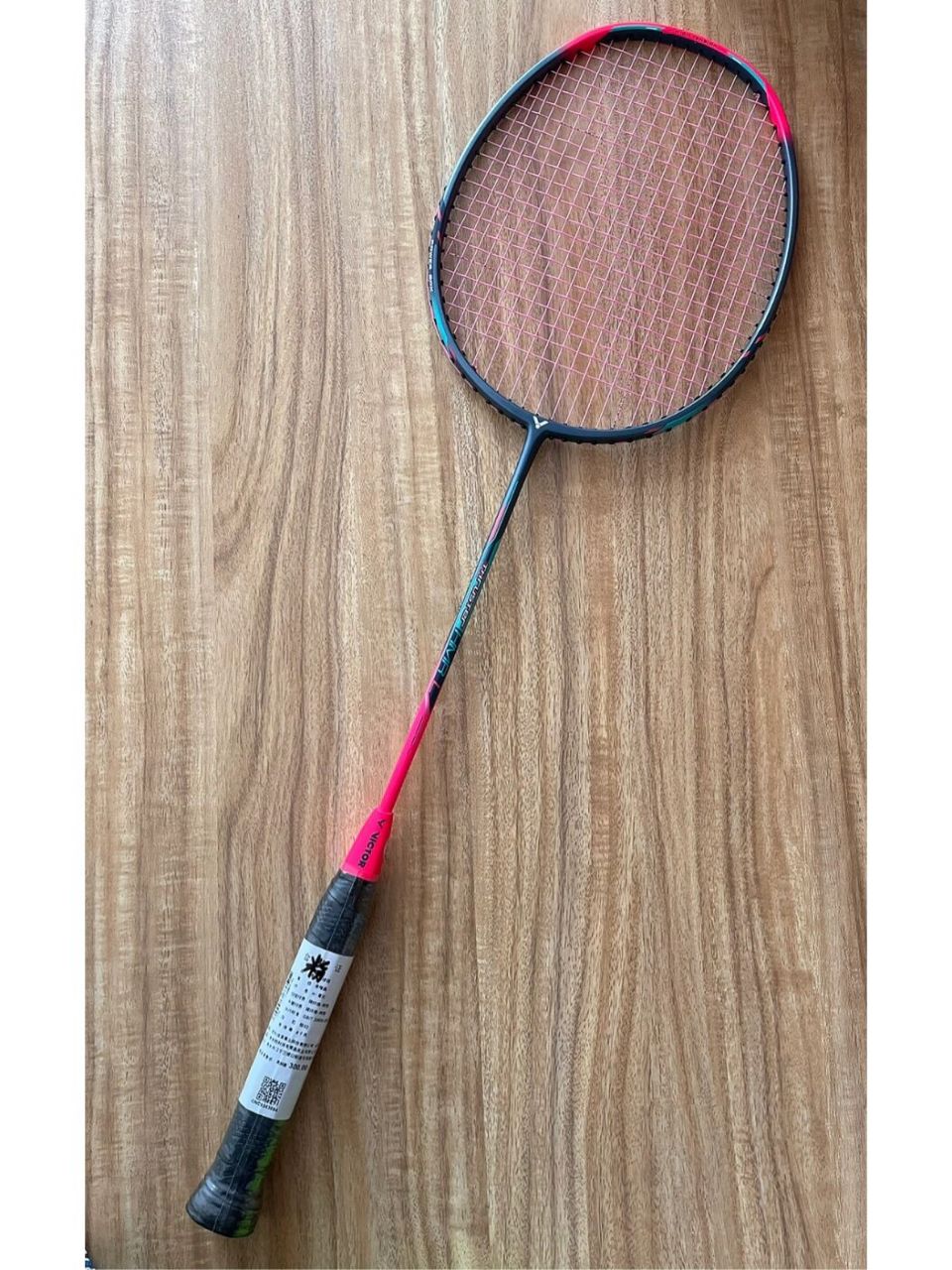 新手入门拍—胜利小铁锤9615 好朋友推荐的羽毛球拍 	 粉色很亮眼