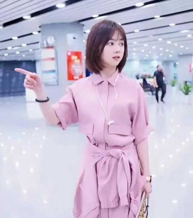 谭松韵还是比较适合这种小女生的学生装,可可爱爱的!#谭松韵