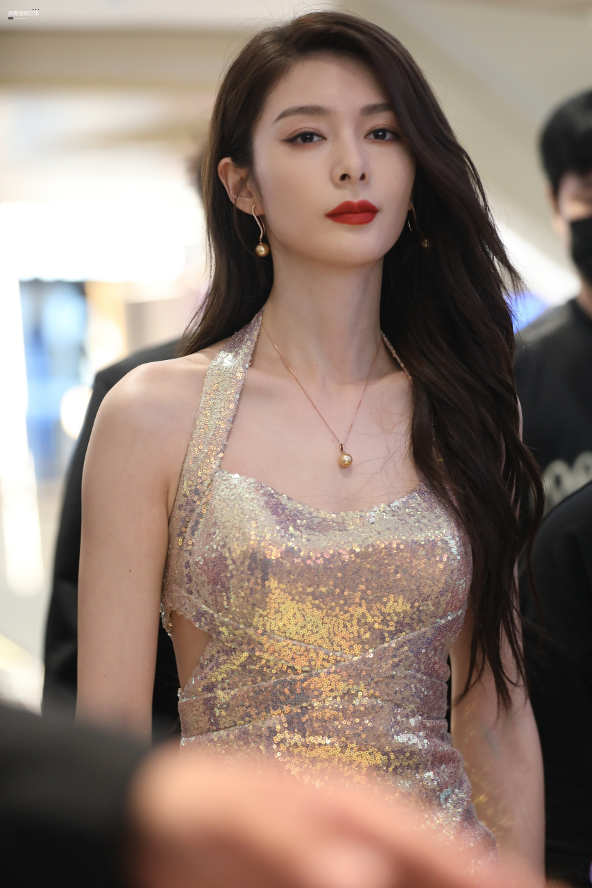 傅菁今天的活动路透真的好美啊啊啊啊,金色长裙更是一整个优雅住了!