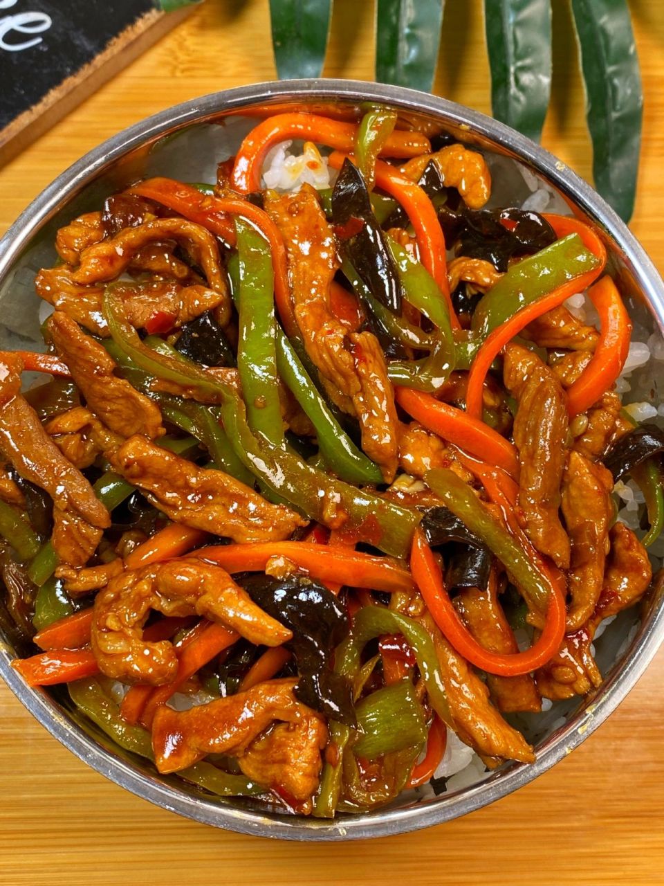 青椒炒肉丝 食材:里脊肉,青椒,黑木耳,胡萝卜 做法: 11566调酱汁