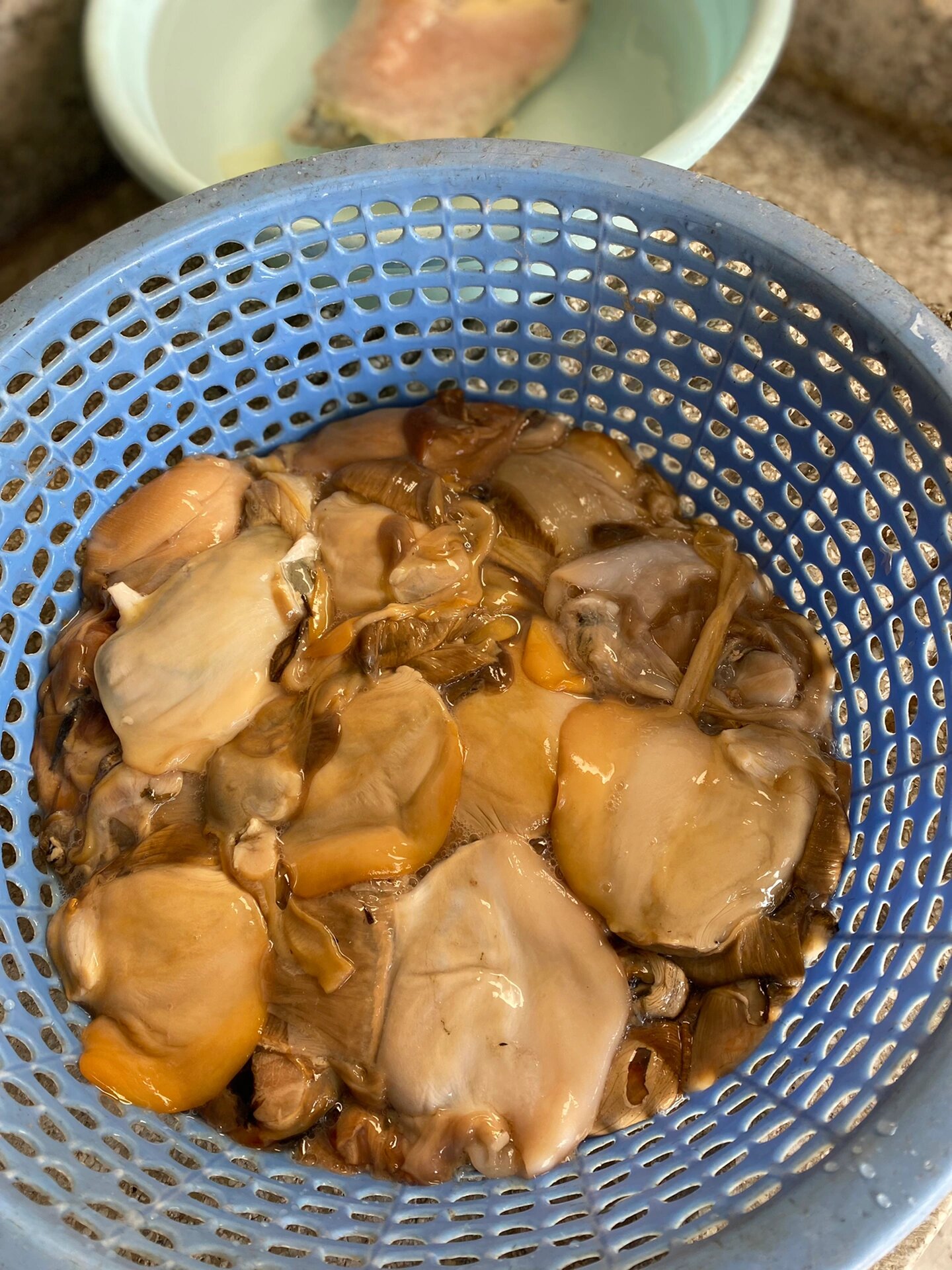一碗鲜美可口的河蚌肉,时间成本有点高. 菜市场买回后,洗洗小半天.