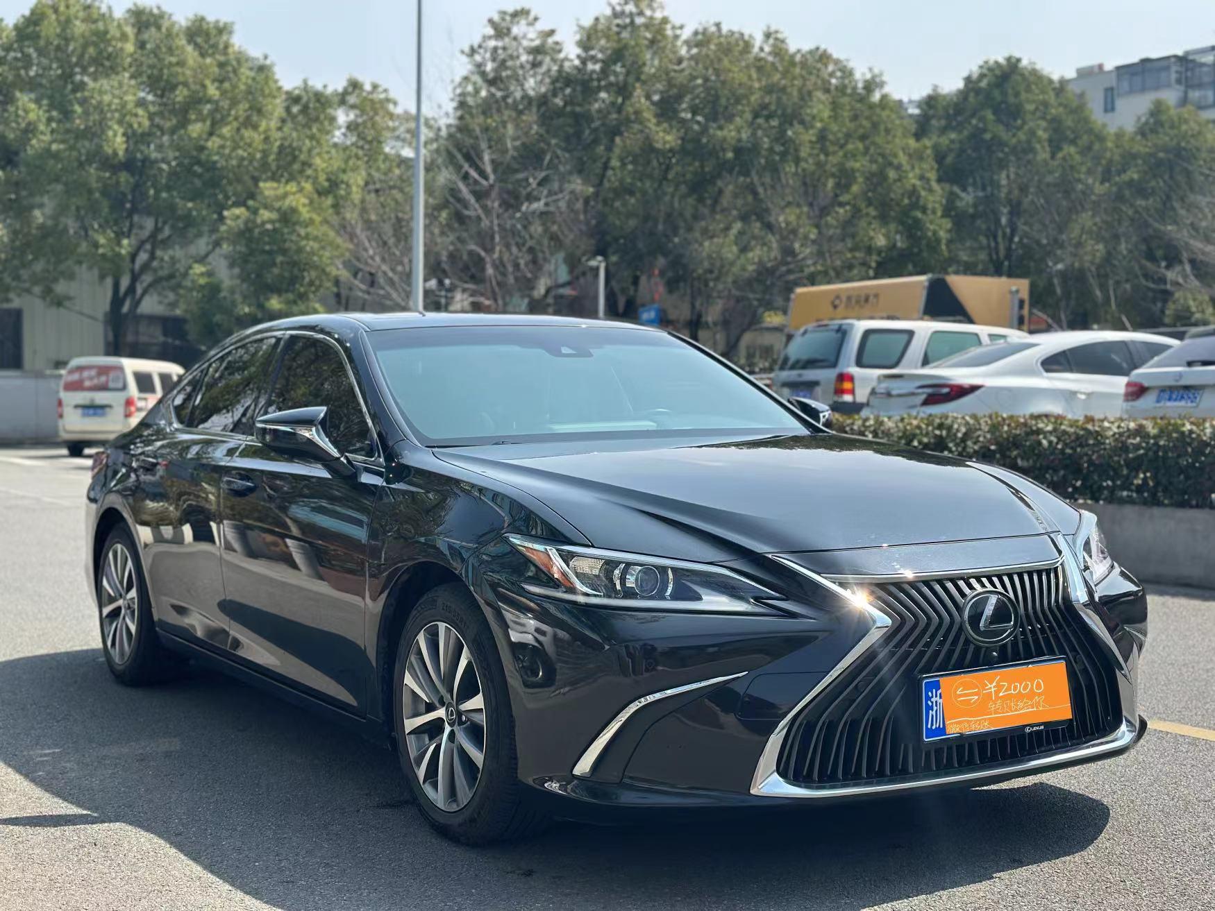 新到18年上牌雷克萨斯es200 本地公务员一手车 车况原版原漆 7万公里