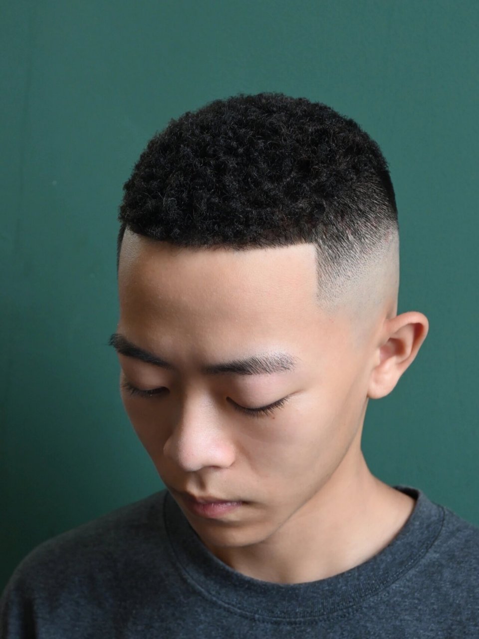 答案是 可以 只是烫出来效果比较短 属于短款黑人烫而已  有喜欢朋友