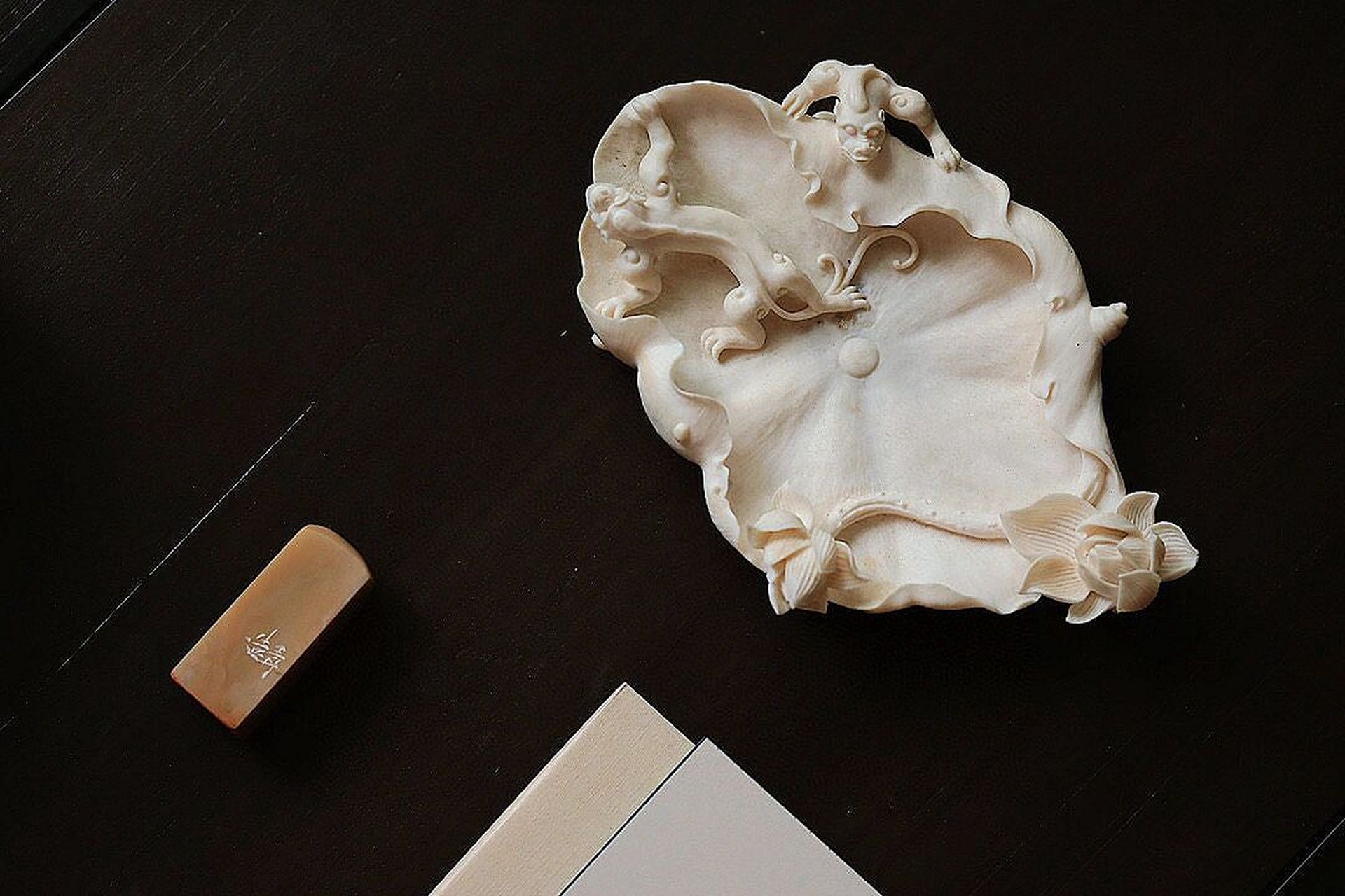 文房里古雅精致的笔舔.