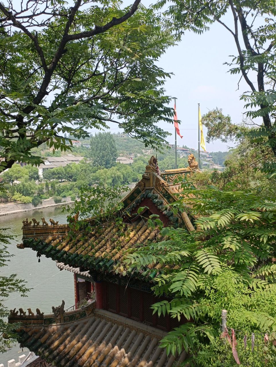 安阳小南海昆玉山(长春观) 交通:在安阳火车站那3块坐106路到终点站