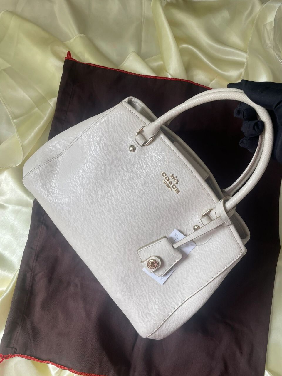 coach白色手提包分享! 白色荔枝纹!包身包面很干净,底部和底角有污渍!