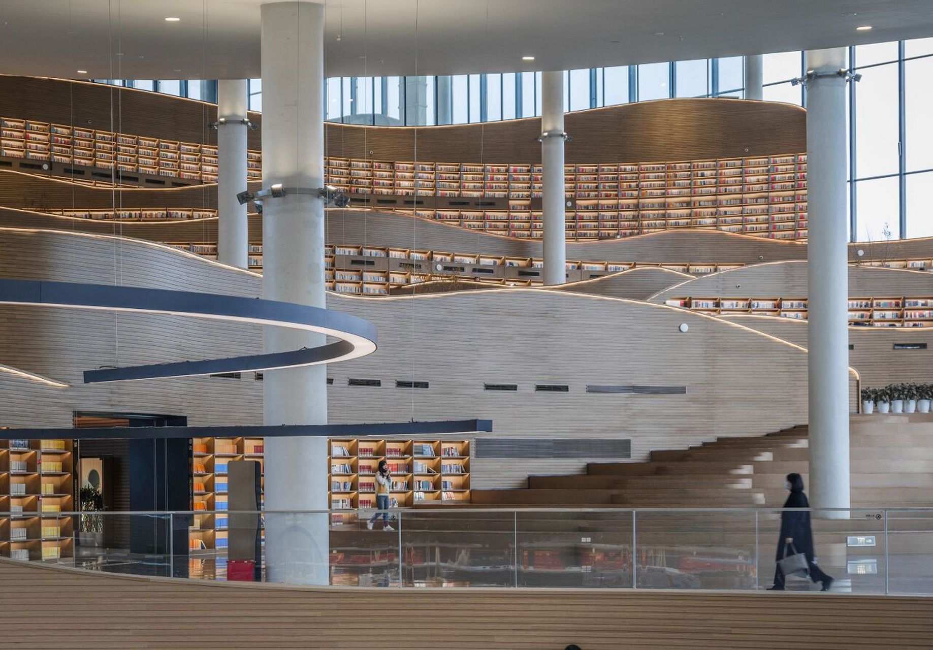 成都最美图书馆——知识的山丘 图书馆是一座城市的灵魂栖息地.