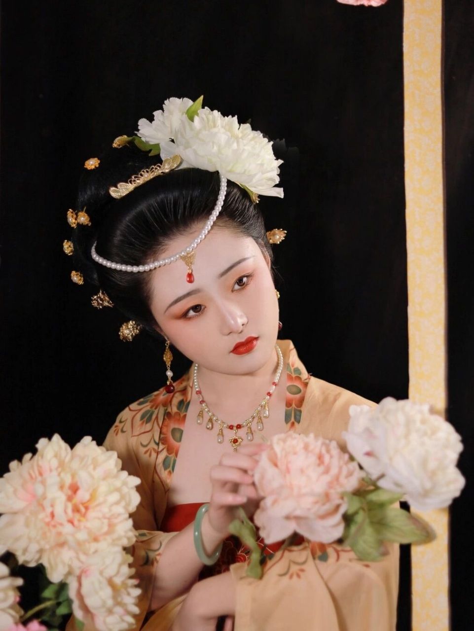 唐制‖杨贵妃仕女图复原仿妆 云想衣裳花想容,春风拂槛露华浓.