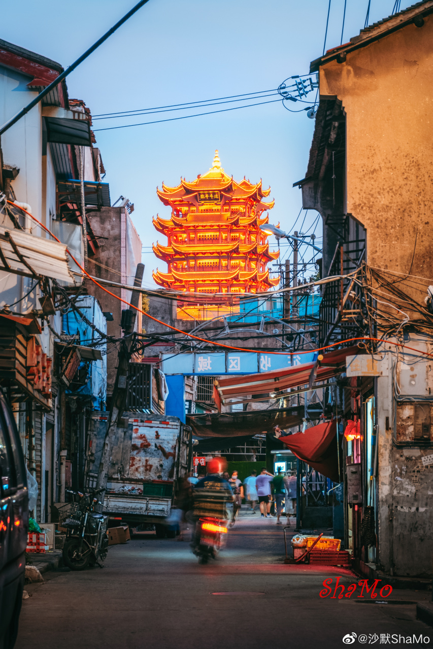 网红打卡地司门口黄鹤楼地铁站c出口的旁边——得胜桥.