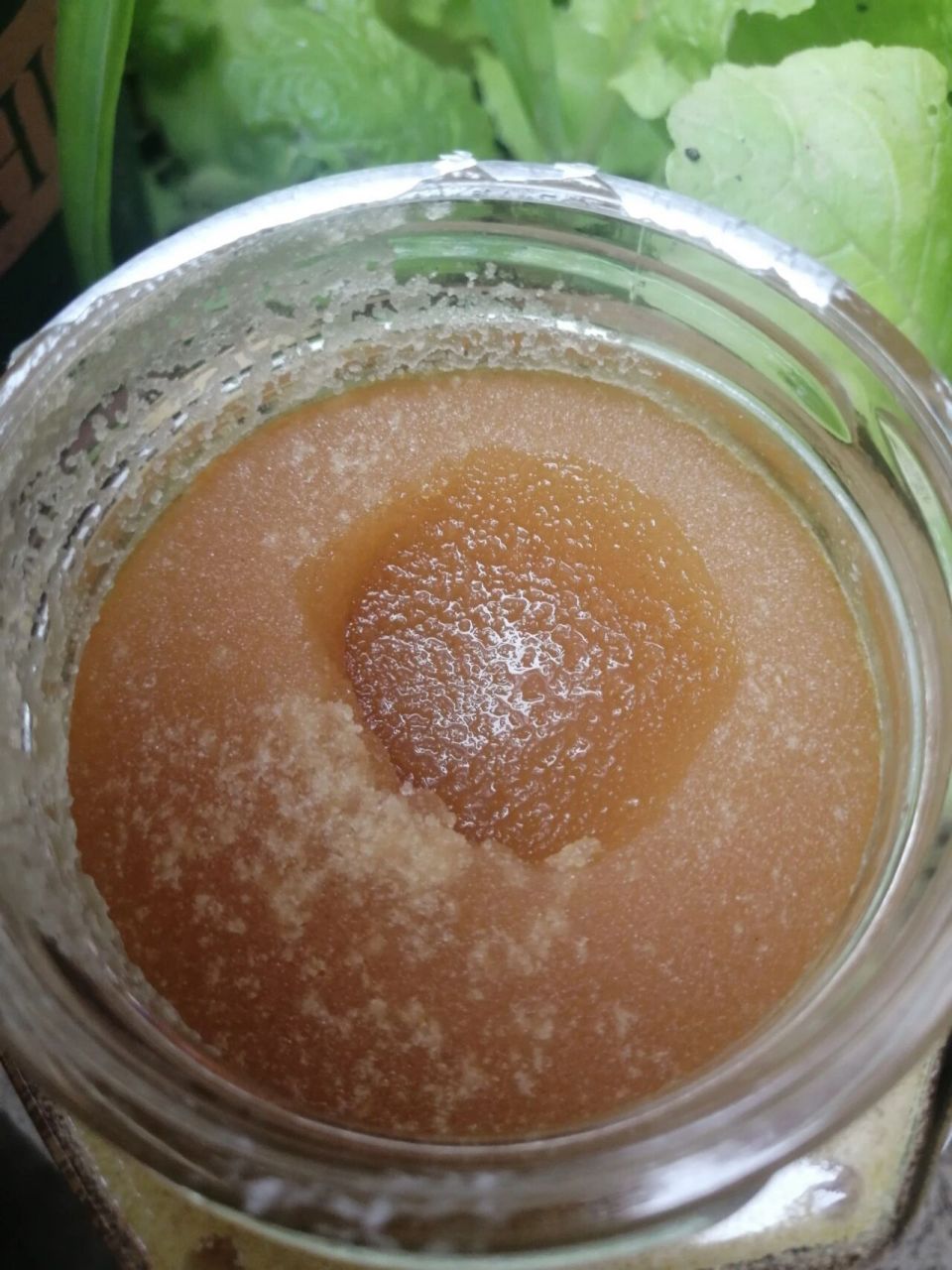 白糖是不可能形成蜂蜜那种结晶颗粒的,白糖不是标准的晶体,白糖熬成糊