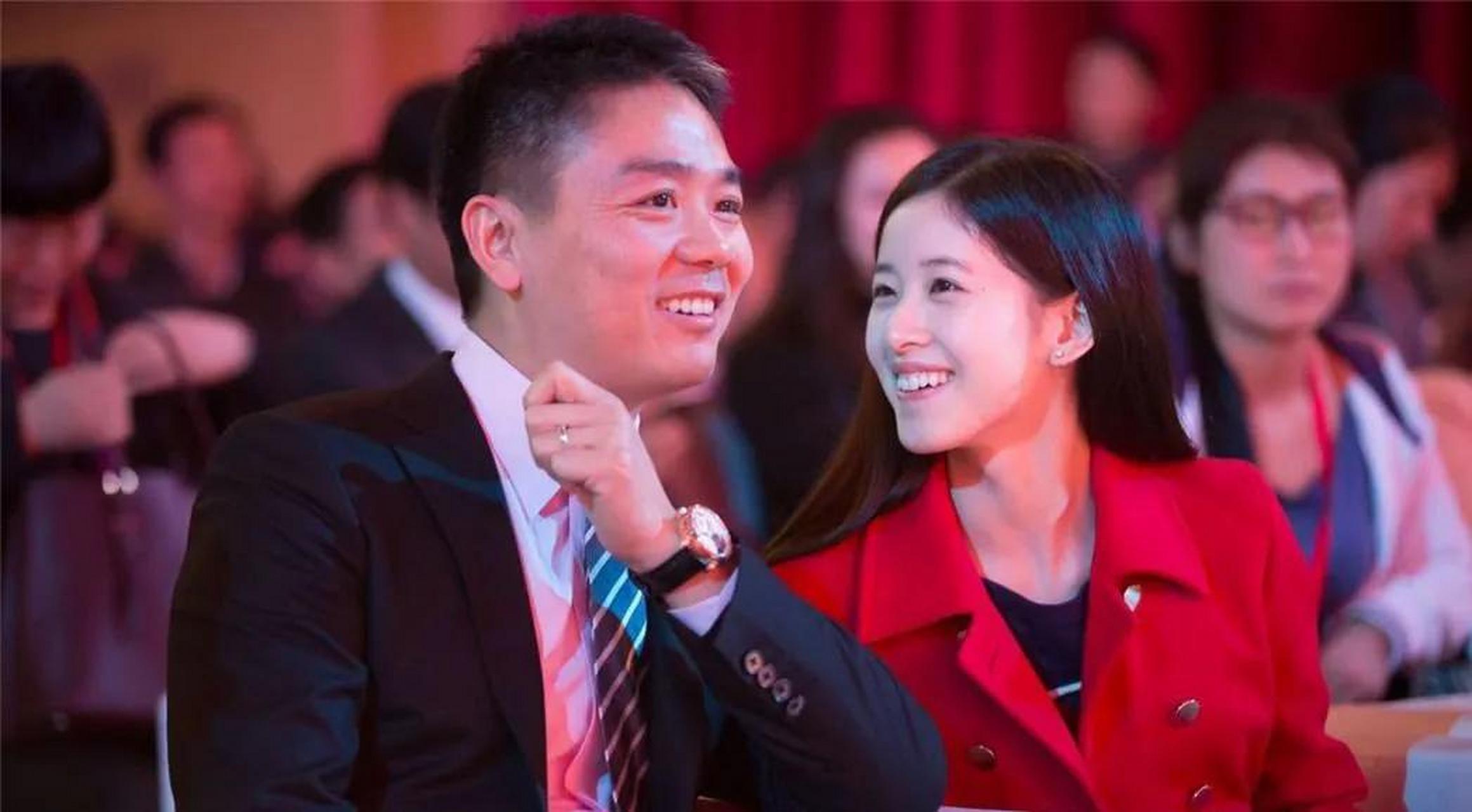章泽天是因为怀孕了然后才得以和刘强东结婚的.第一胎生的是女儿.