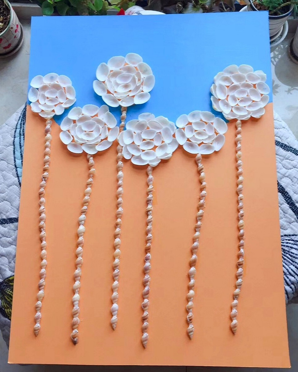 创意贝壳手工画—小花94 材料:小白贝,小黄螺,背景卡纸,丙烯颜料