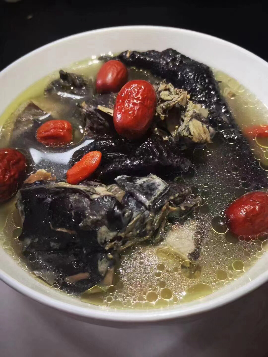 药膳乌鸡汤滋阴补阳,改善体寒 材料:红参5g,当归10g,红枣4颗,枸杞10克