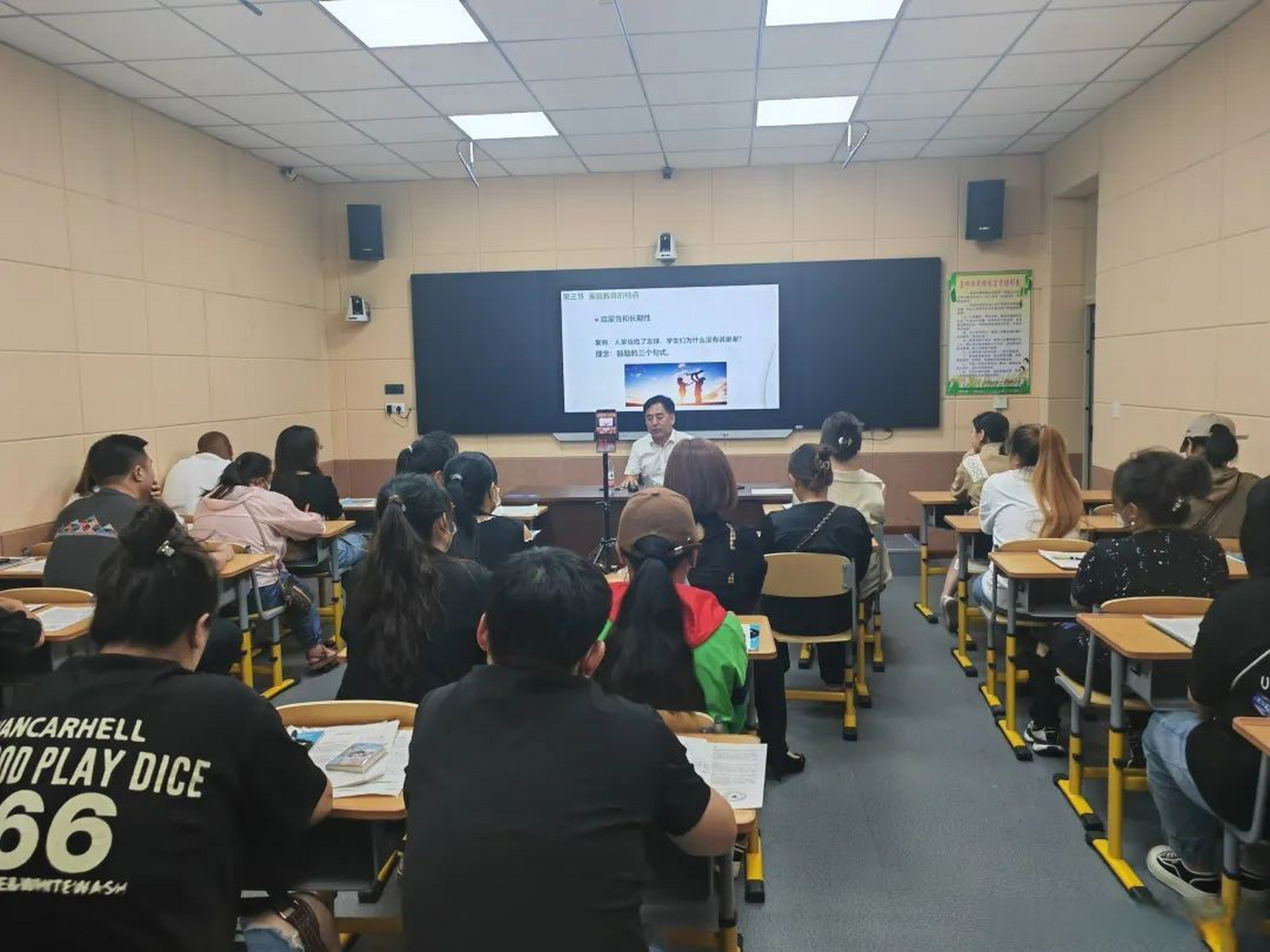 日前,辽化二小召开"融合共育 合力致远"主题家长会,加强家校沟通,做好