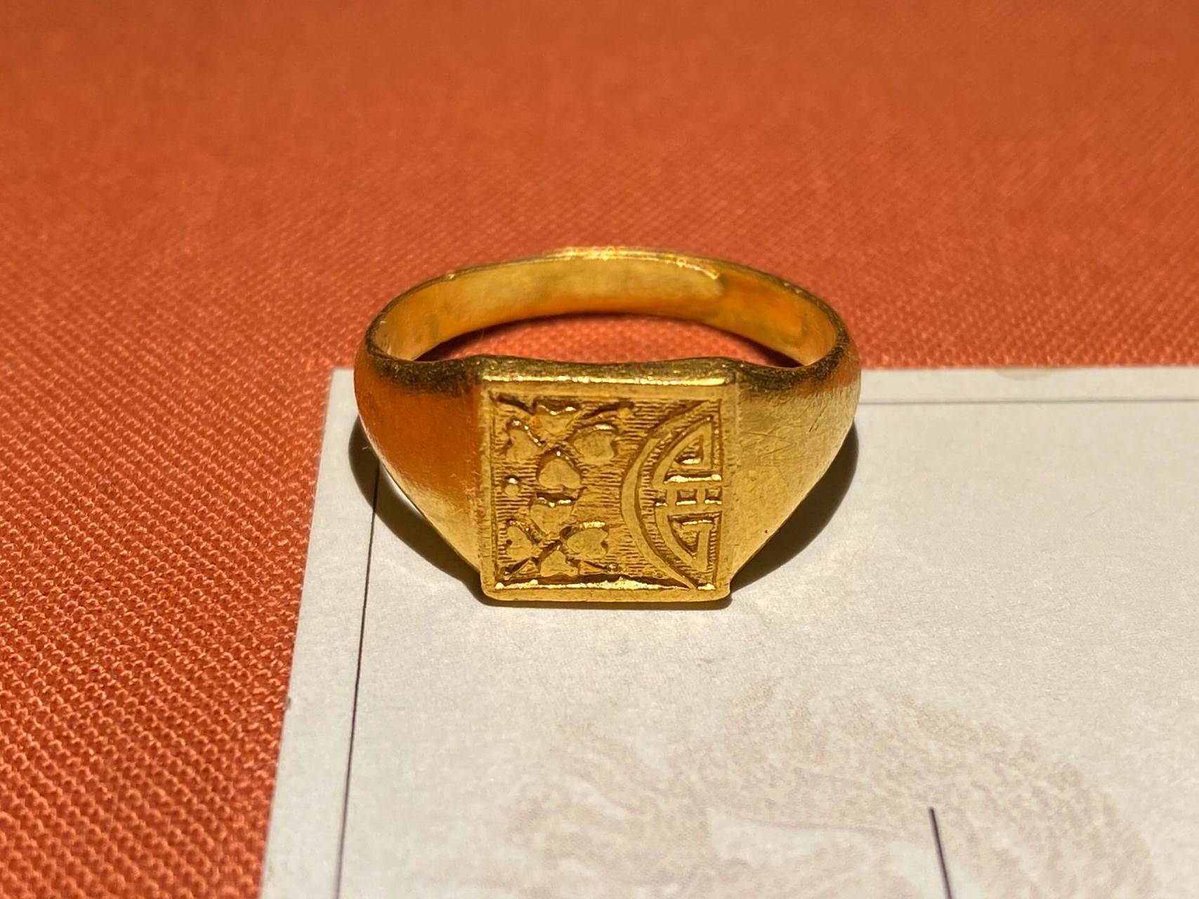 晚清民国时期老金戒指 图案:团寿 四叶草,寓意着幸运,希望,家庭团圆