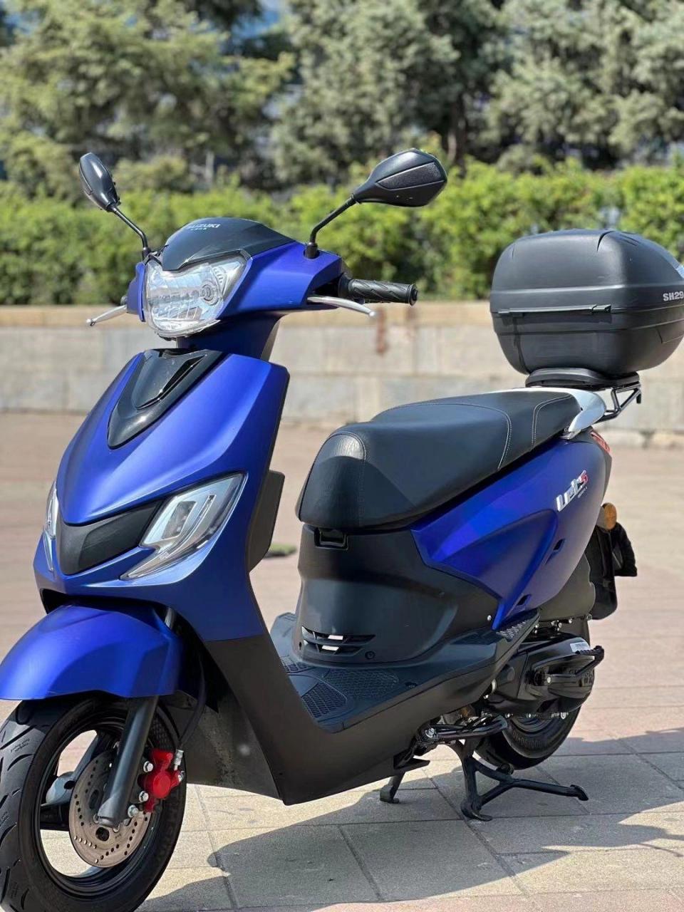 节能省油,适合小女生骑的一款踏板车,欢迎亲们进店试驾铃木摩托车