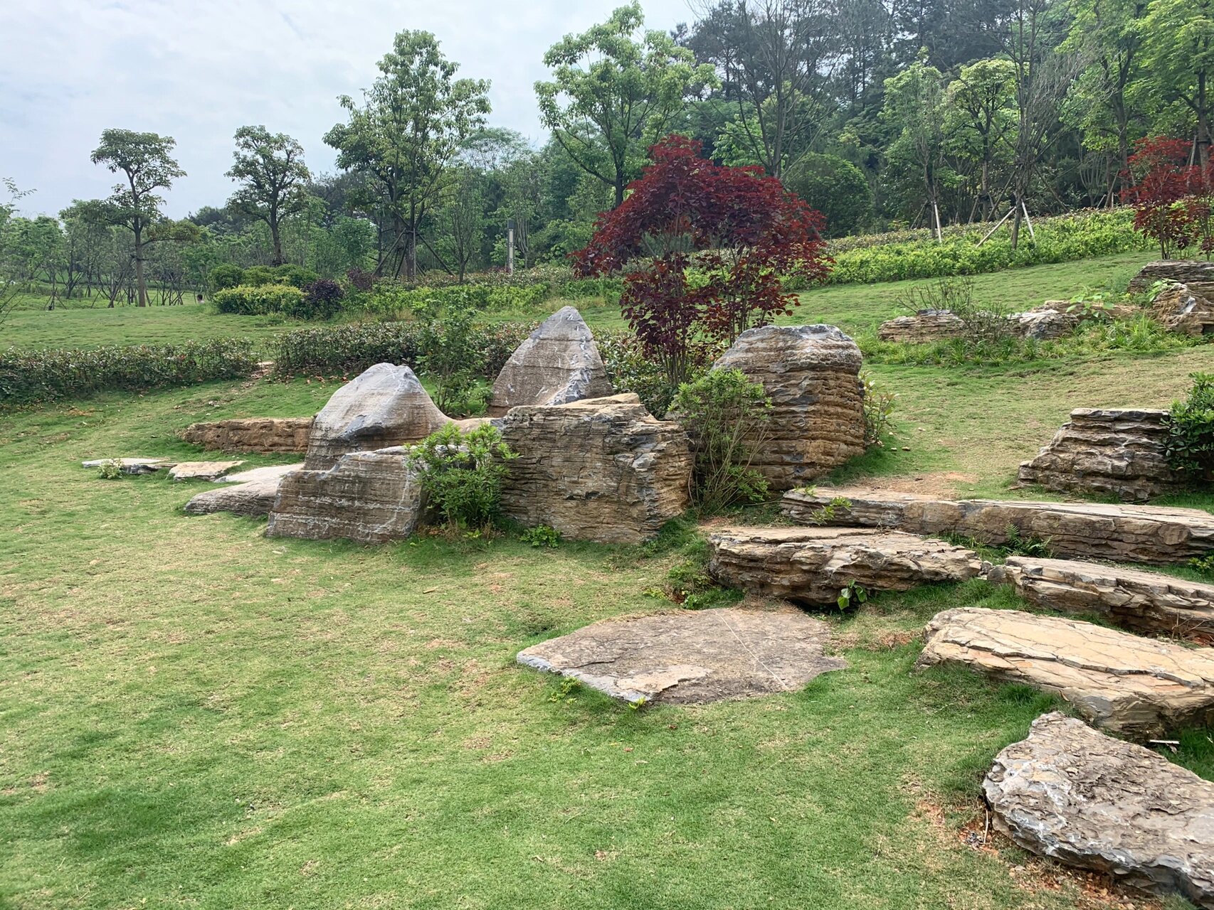 公园千层石点缀造景,视觉效果饱满!