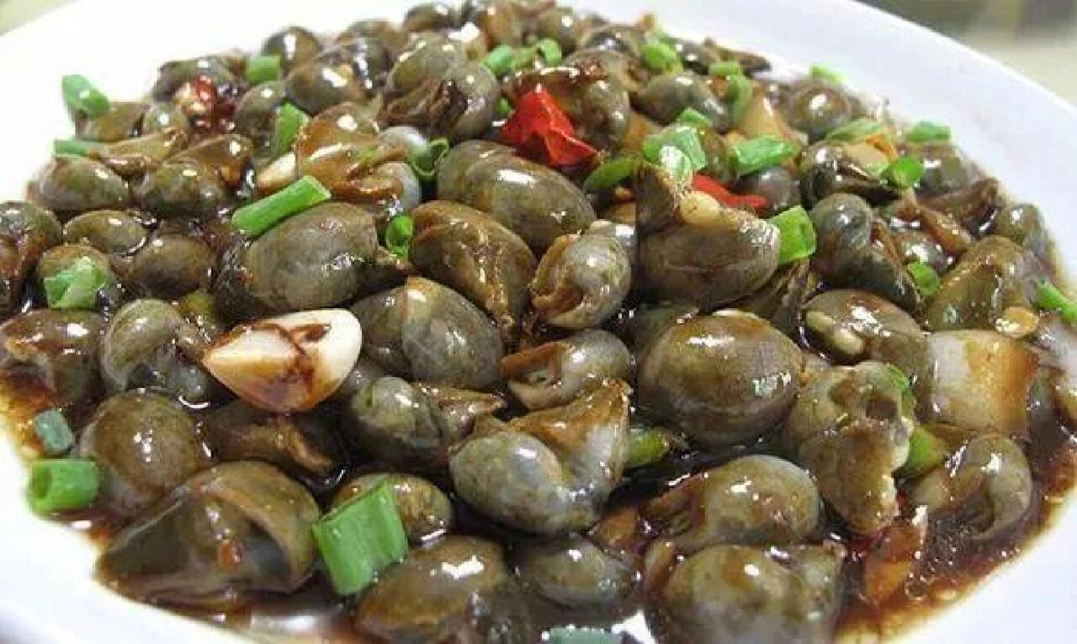 爆炒泥螺也是颇具地方特色的的美食之一.