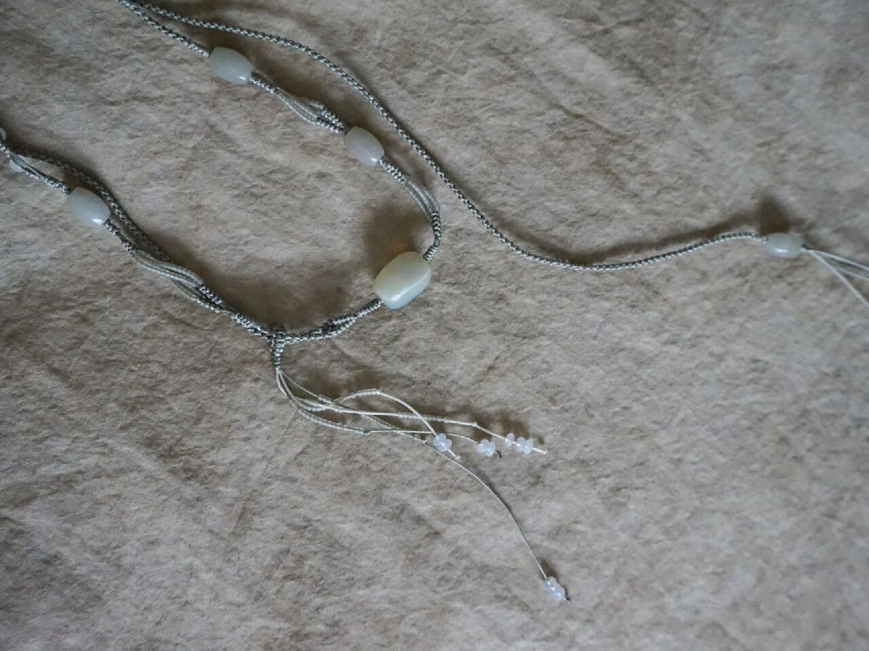 寒磬 | 孤品一條 很油润的一颗浅灰色玛瑙 不知道能不能找到近似的