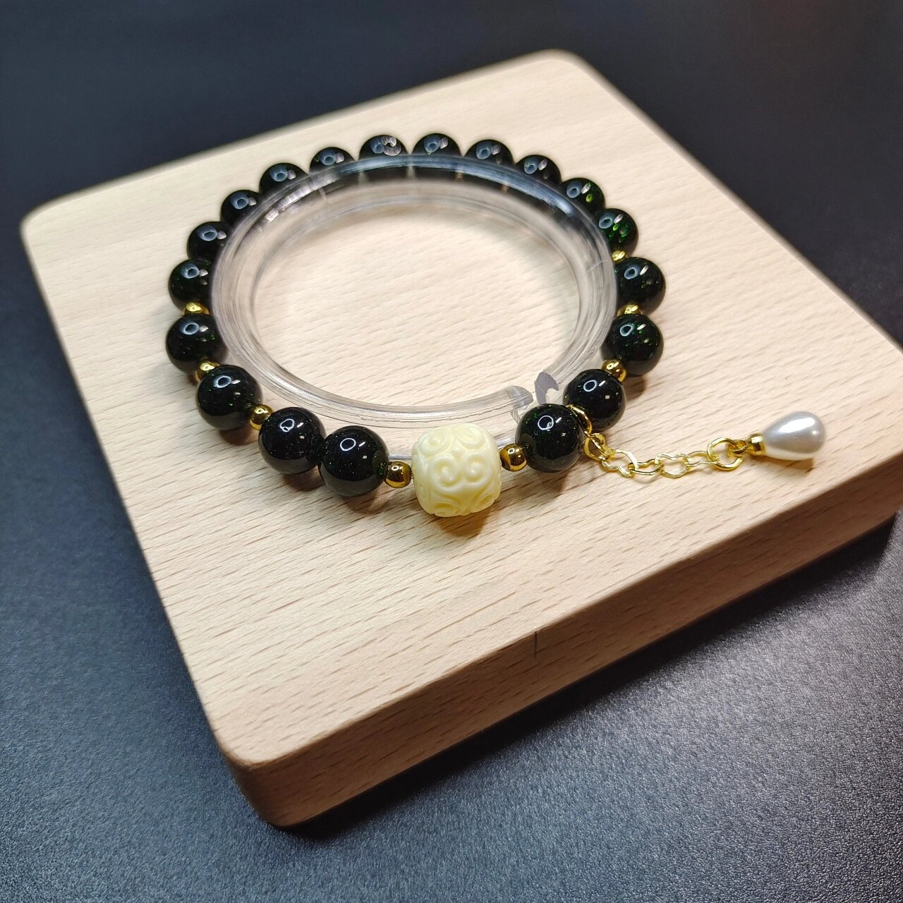 生命之光|星空绿砂石手串 绿砂石 	 【绿砂石作用】 对收藏品界来说