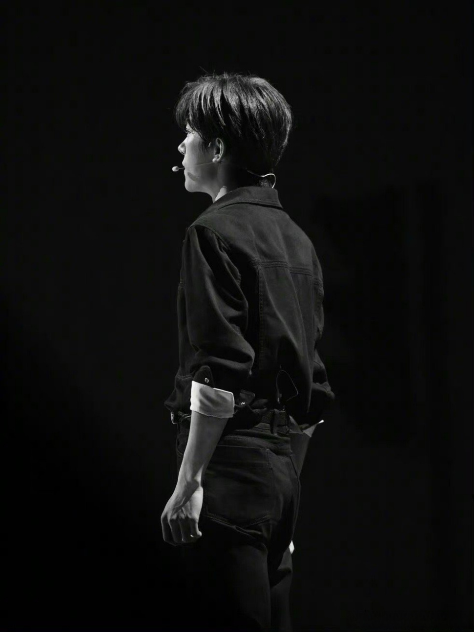 易烊千玺背影a感tfboys-易烊千玺 就是掌管氛围感的神吧,这身体线条