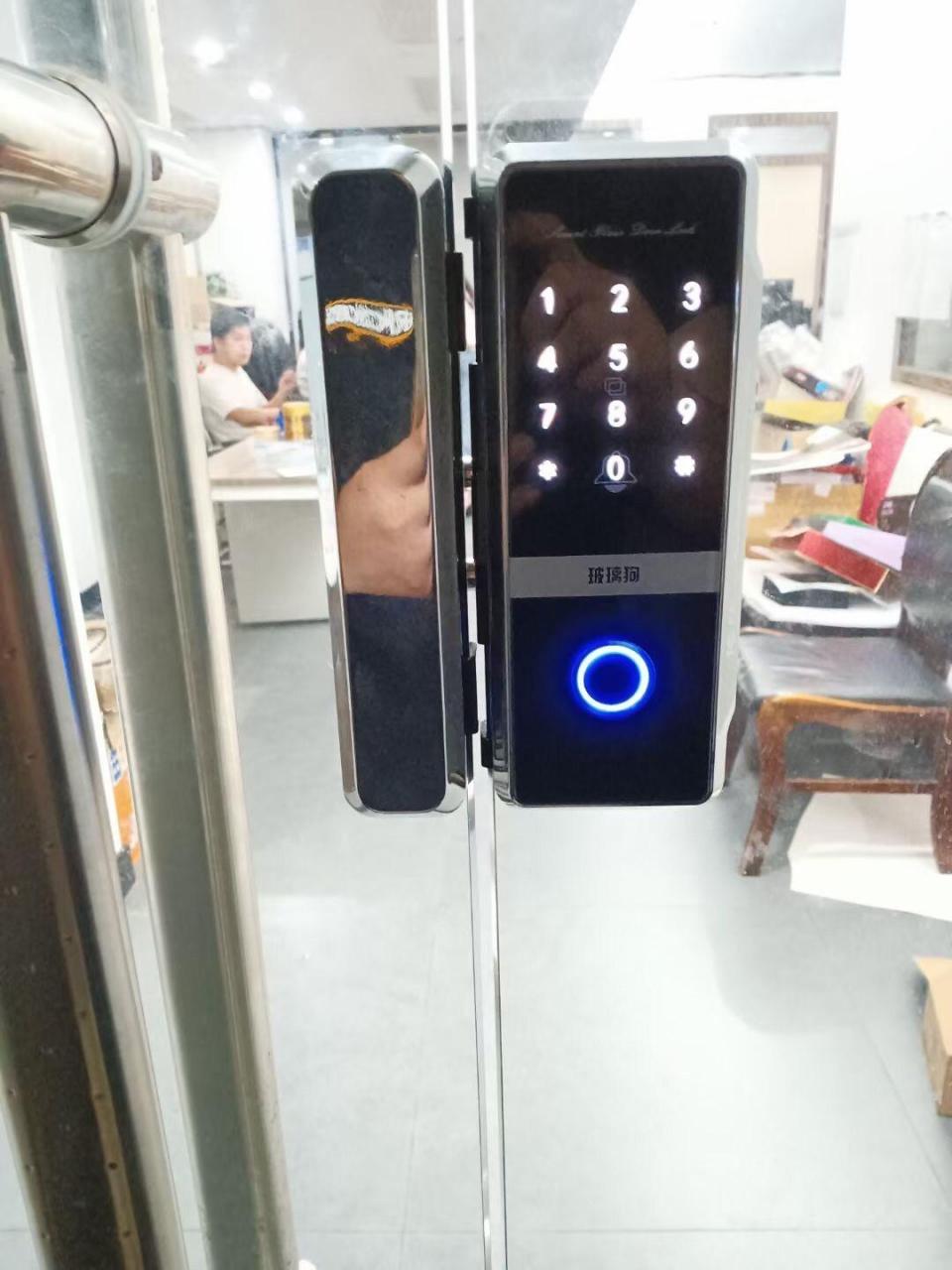 玻璃狗玻璃门指纹锁安装完成