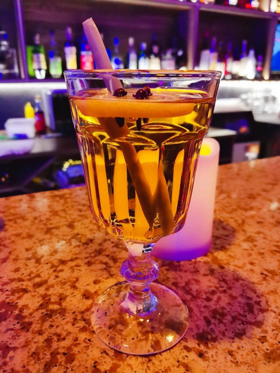 晚上姐妹带我来杭行荟附近的酒吧小酌,酒吧名为"情感救助站",晚上十点