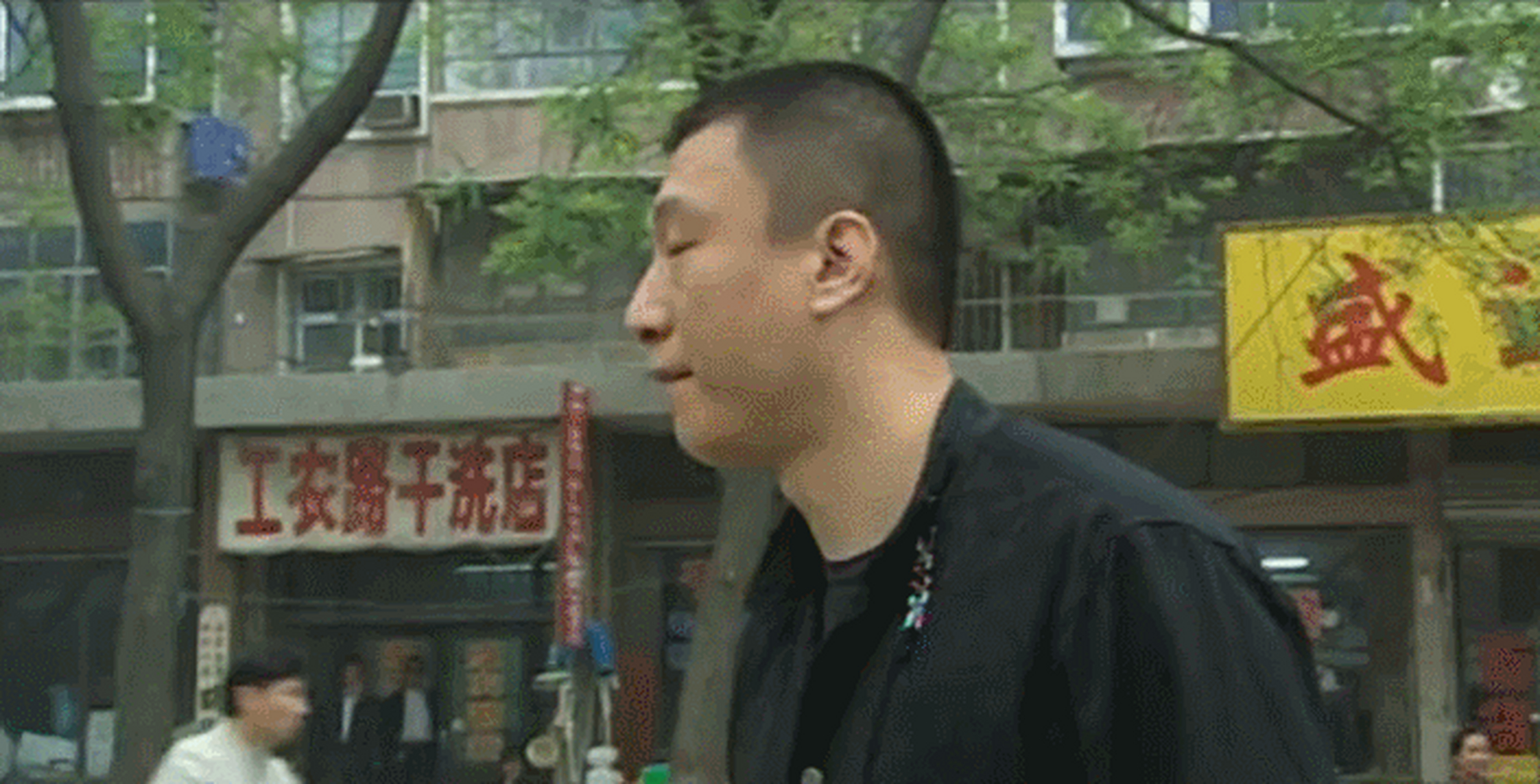 2002年,高群书斥巨资420万拍了电视剧《征服》,为了便宜,找来了当时