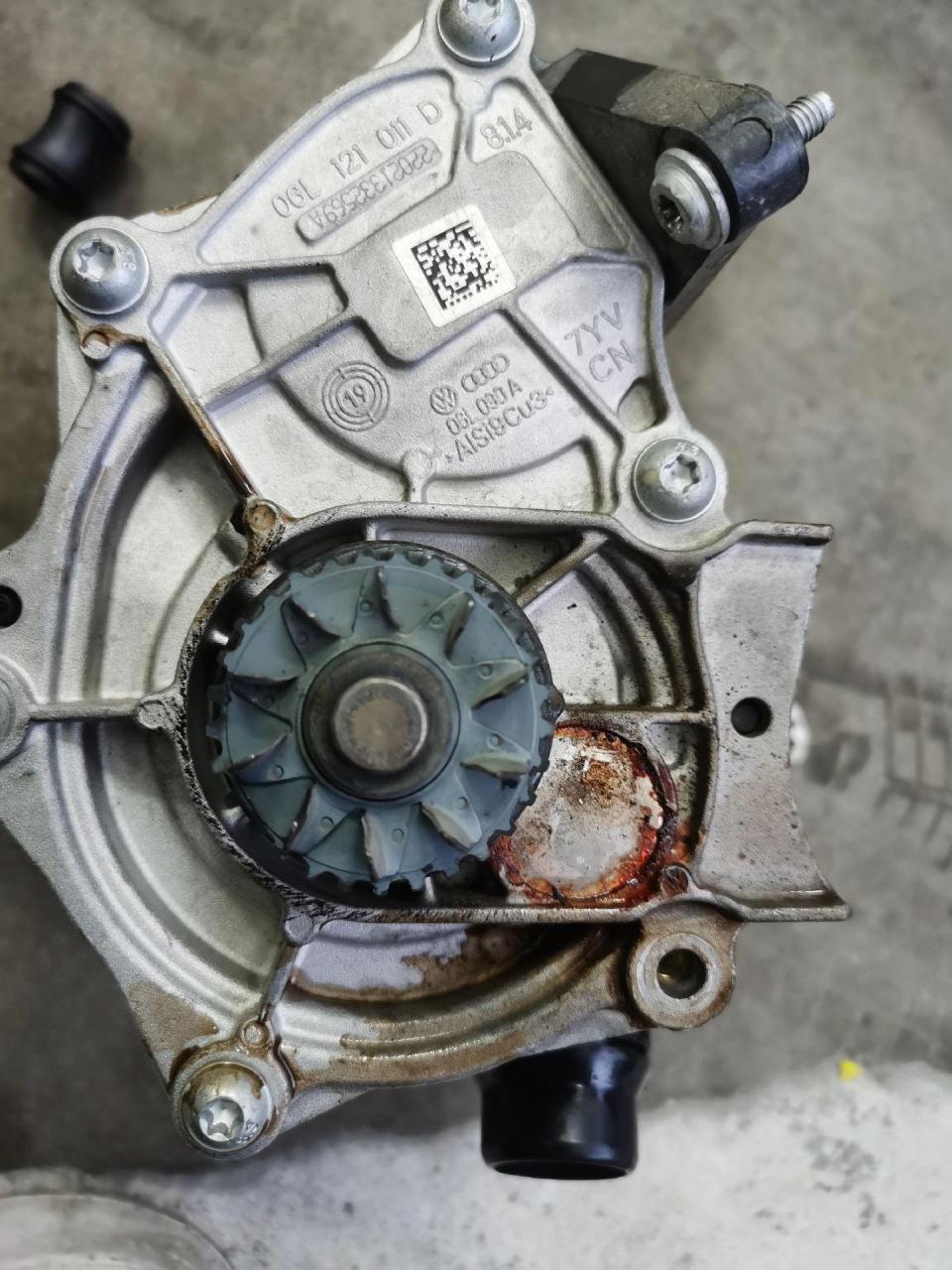 奥迪a4l更换电子节温器,水泵总成!各种水管水壶!解决漏水!