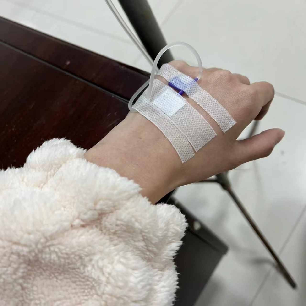 💪 身体虽弱,精神不垮,输液中也不忘微笑面对!