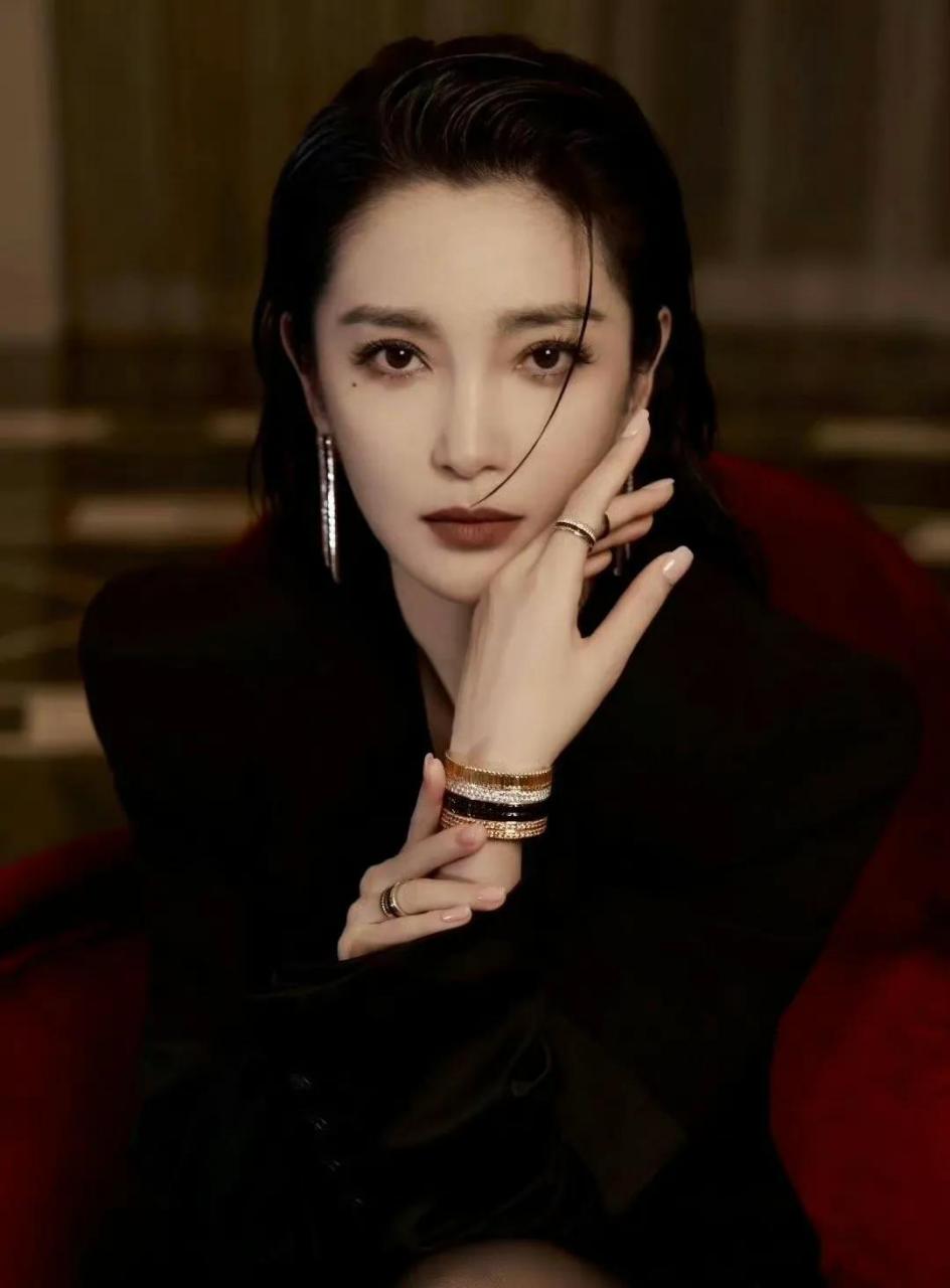 李冰冰全背头湿发好冷艳,黑色西装搭配湿漉漉的发式美感倍出,气场强大