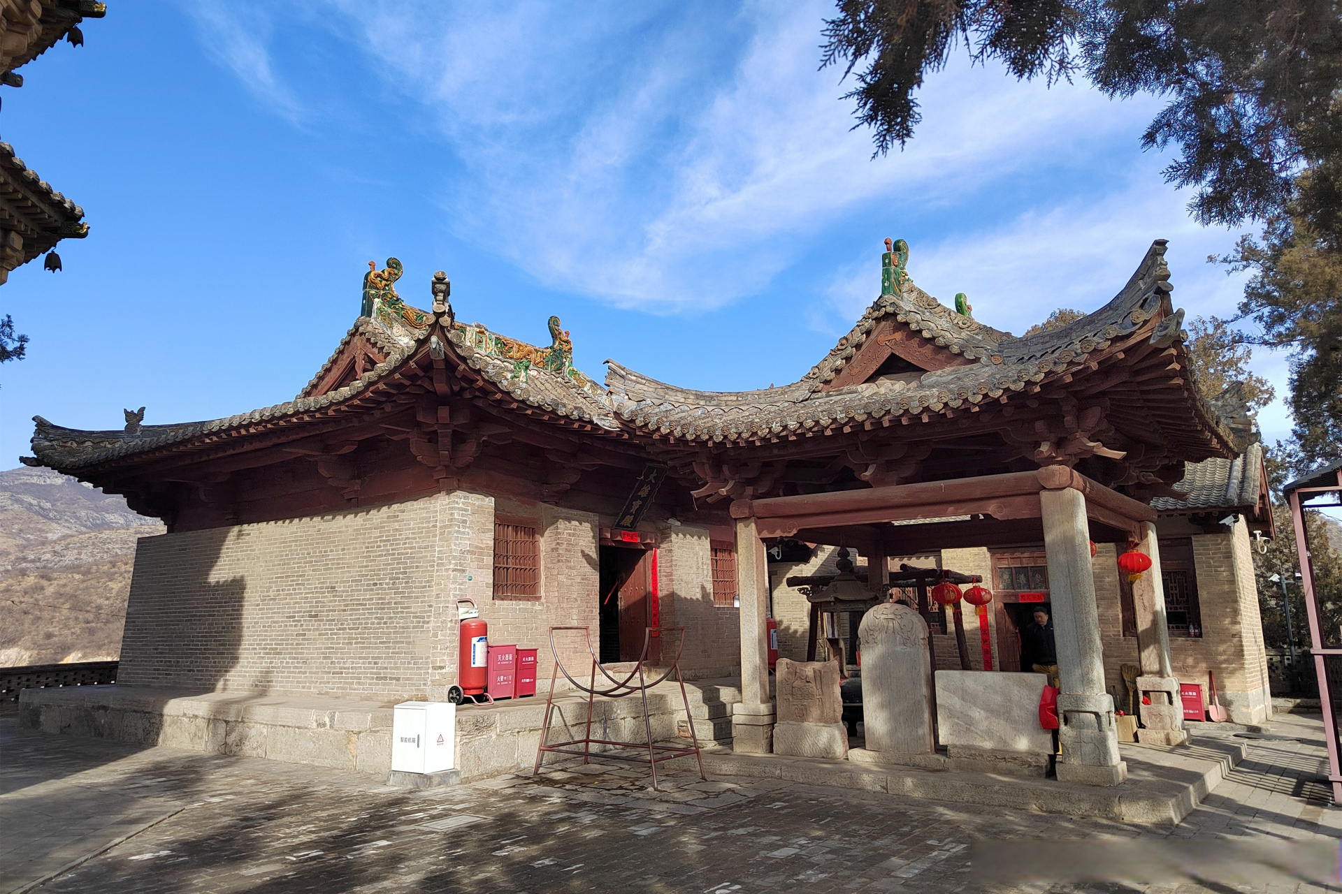 在山西省长治市潞城区黄牛蹄乡辛安村东侧的凤凰山顶,有一座始建于唐