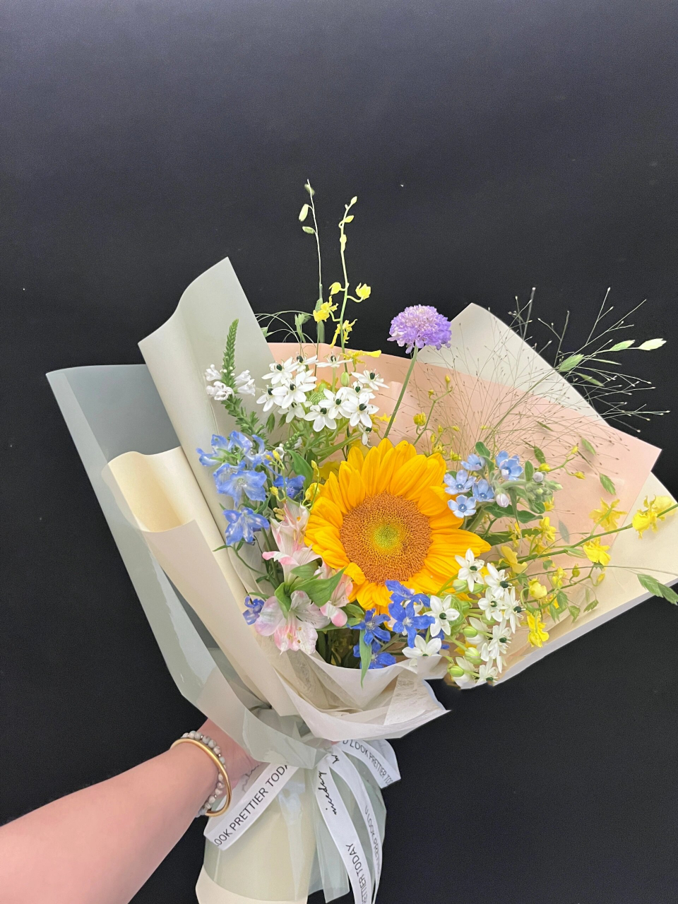 北京花店|接机小花束 是送闺蜜的接机小花束 要求是要清新,凉爽 花材