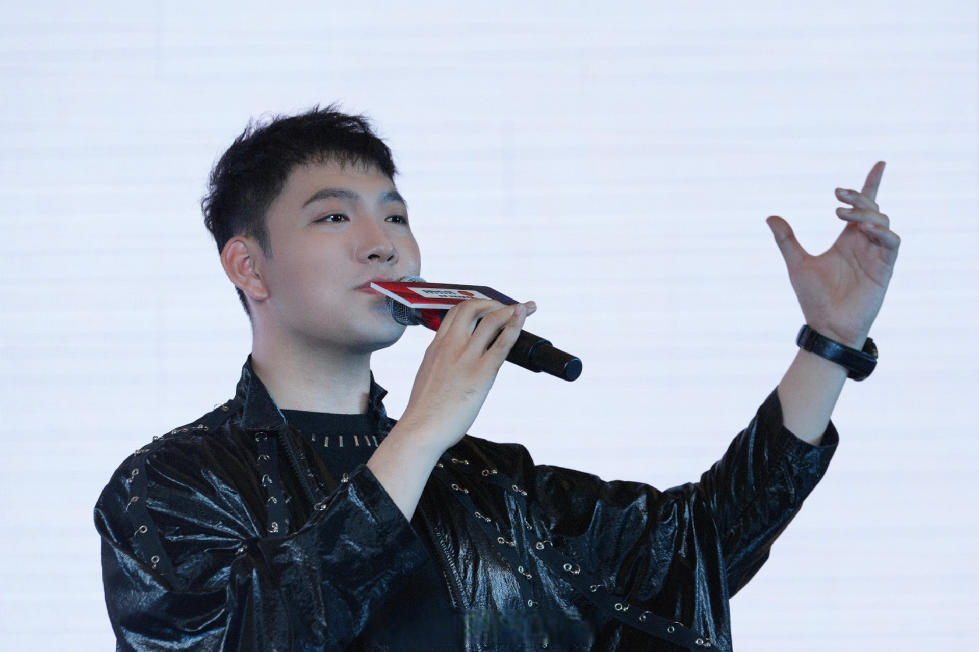 音乐现场# 歌手海伦一首《桥边姑娘》开启暖阳模式01