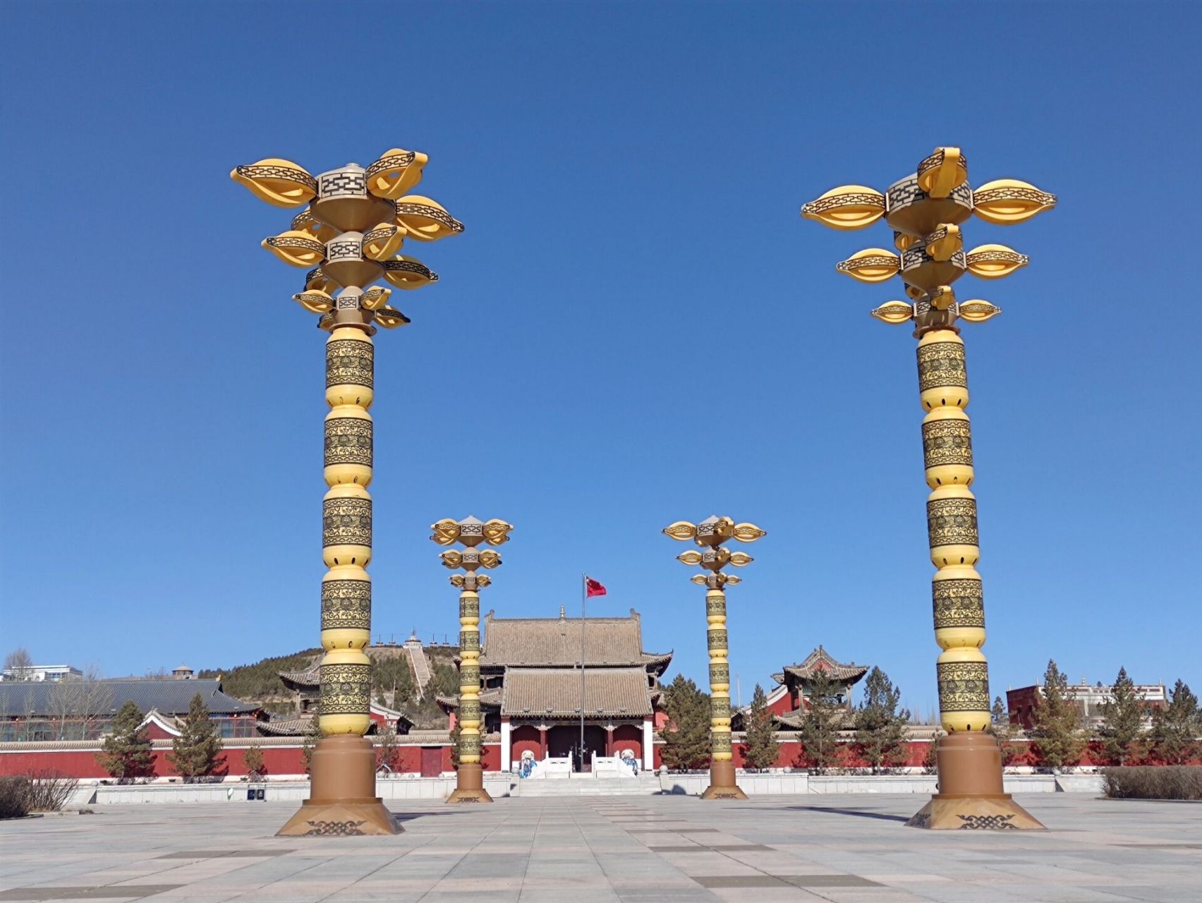 东乌珠穆沁旗,库伦庙 空无一人的喇嘛庙,大门没开,只开了一个偏门.