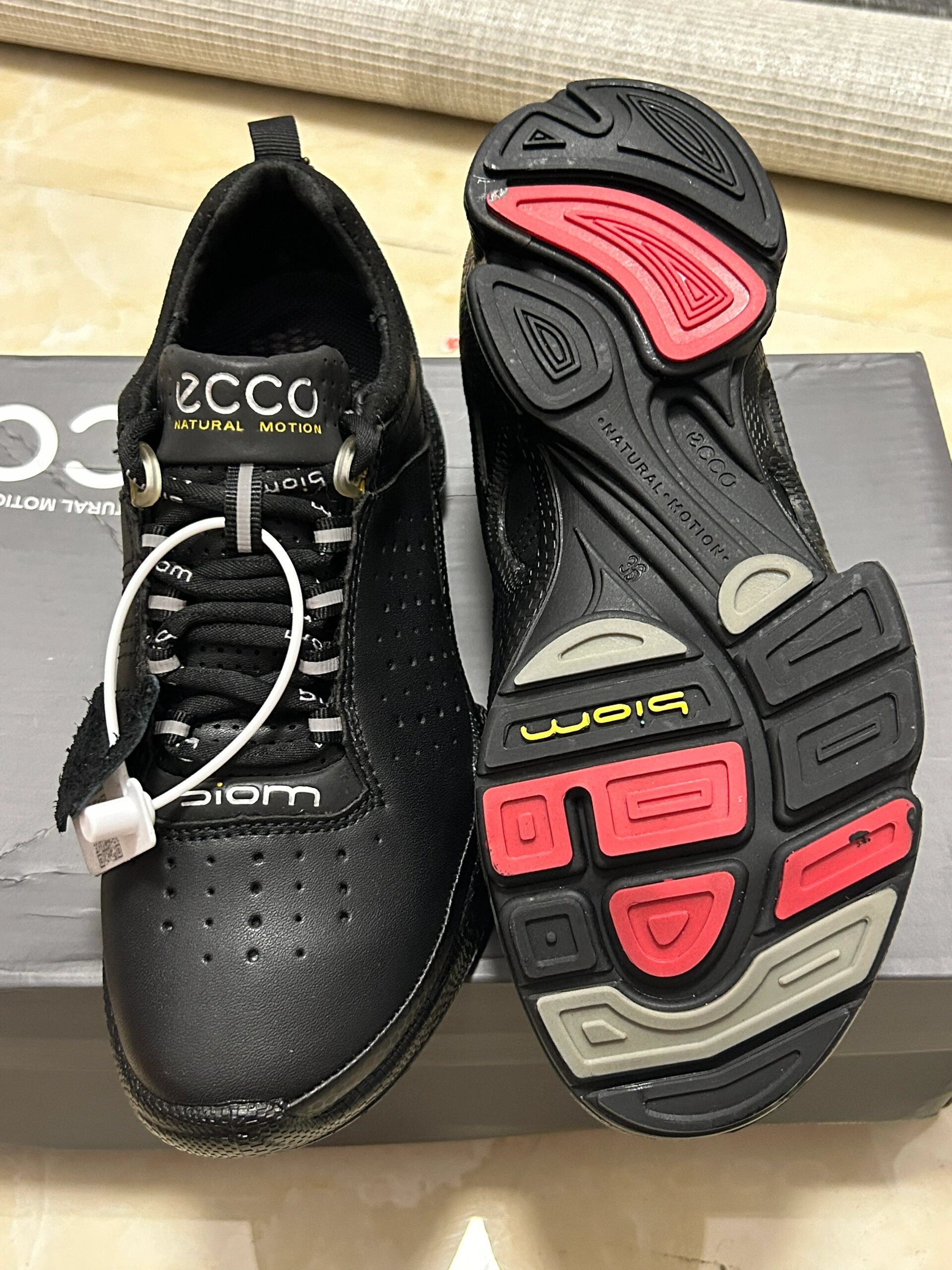 ecco爱步大经典全黑纪念款男女鞋,全新现货,头层牛皮,全国包邮!