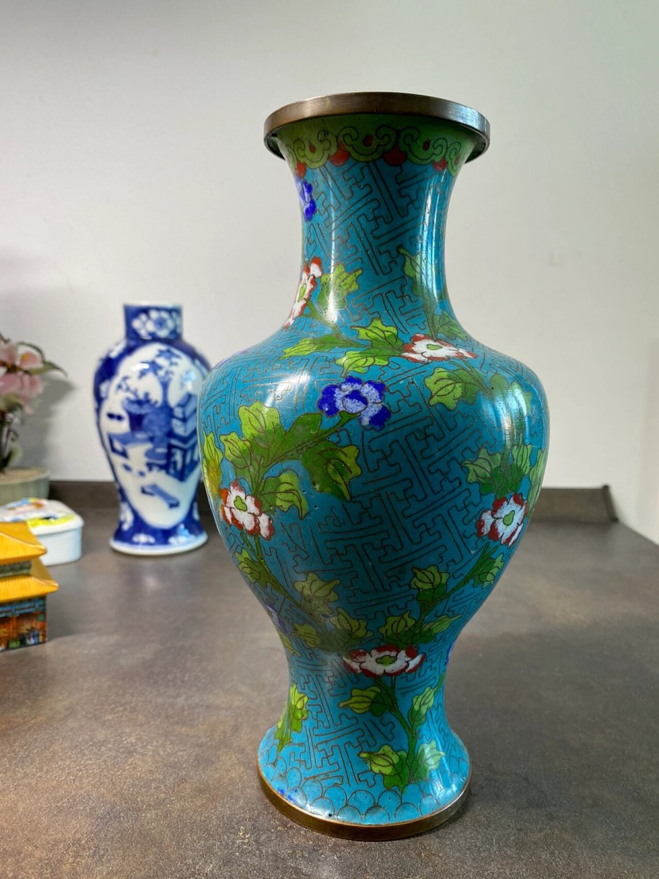 晚清民国 铜胎掐丝珐琅景泰蓝观音瓶 锦地 晚清民国 铜胎掐丝珐琅观音