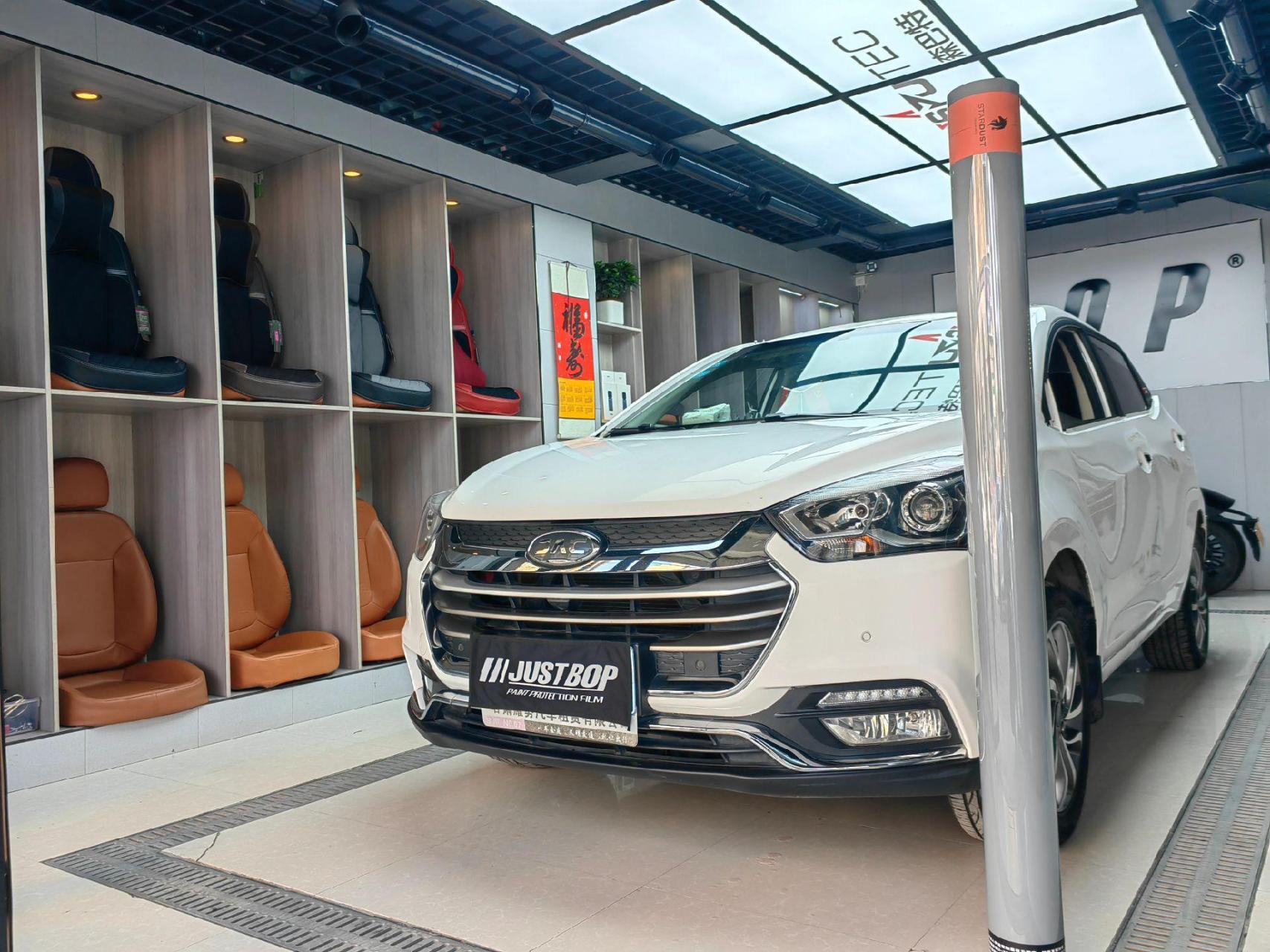 江淮瑞风s2白色车漆改布鲁克林灰施工中03…专业汽车贴膜