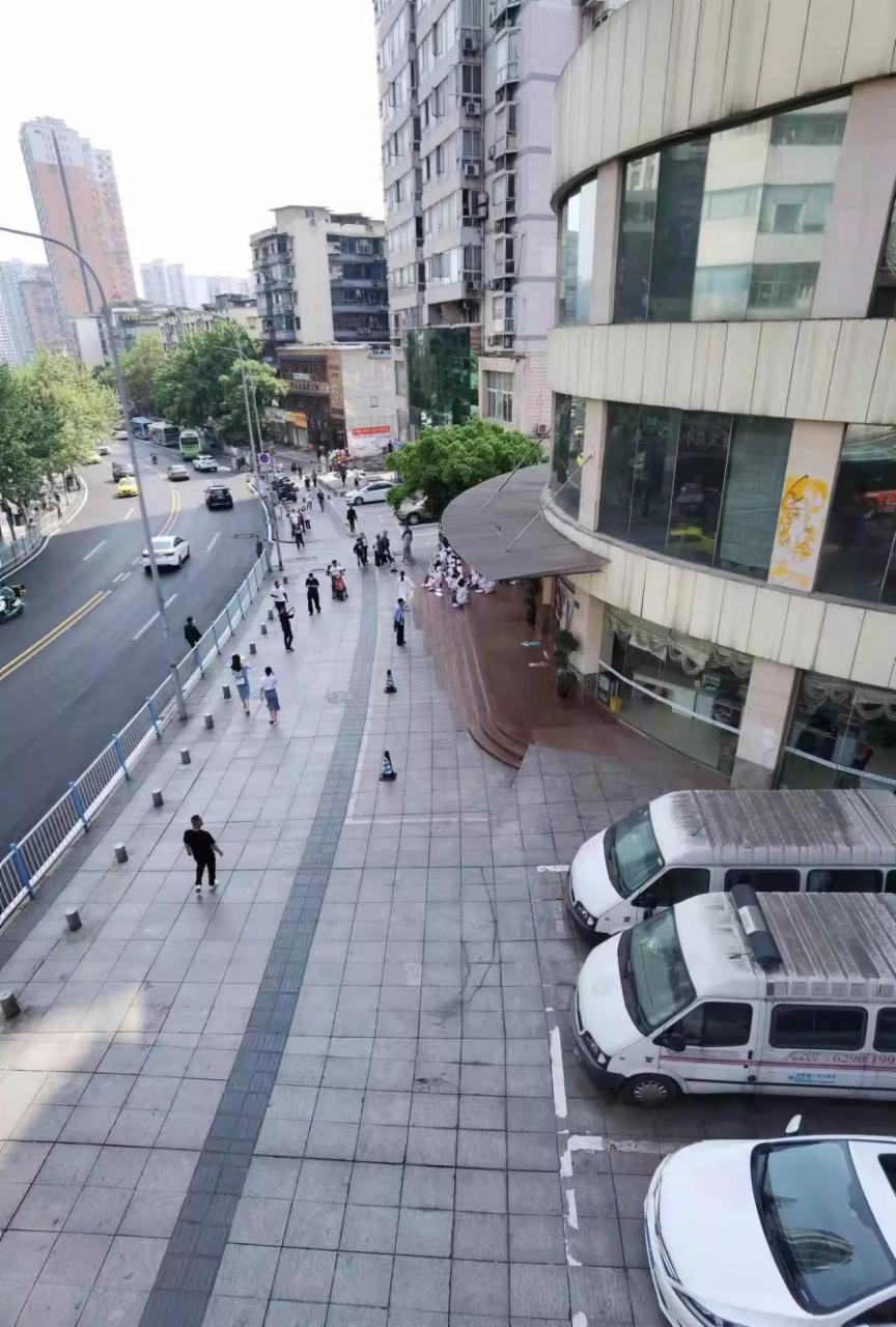 网友投稿称位于重庆南岸区的南坪现代女子医院医护人员在医院门口讨薪