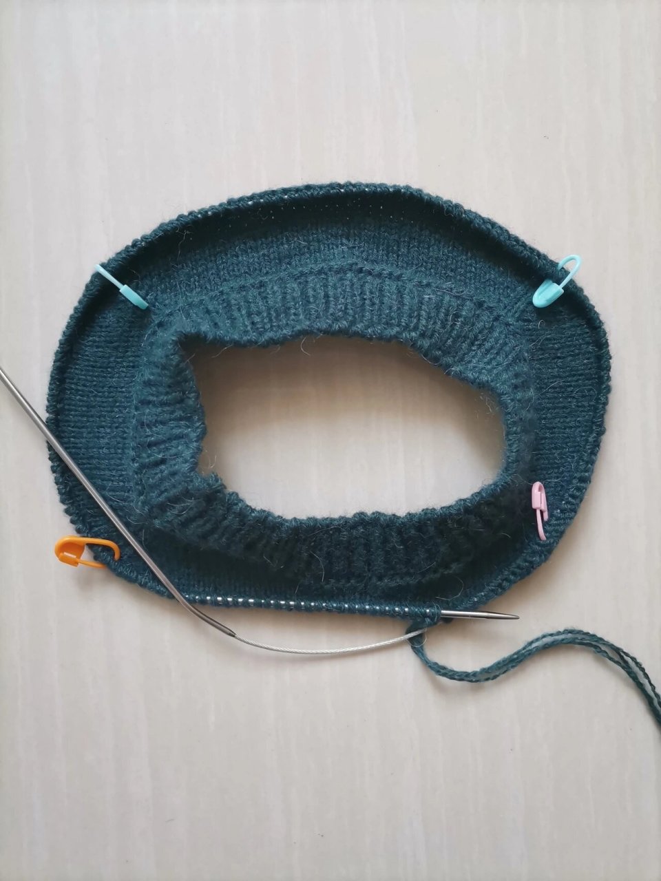 基础款毛衣,从上往下织 领子到分针加针数=胸围针数-腋下2边加针数