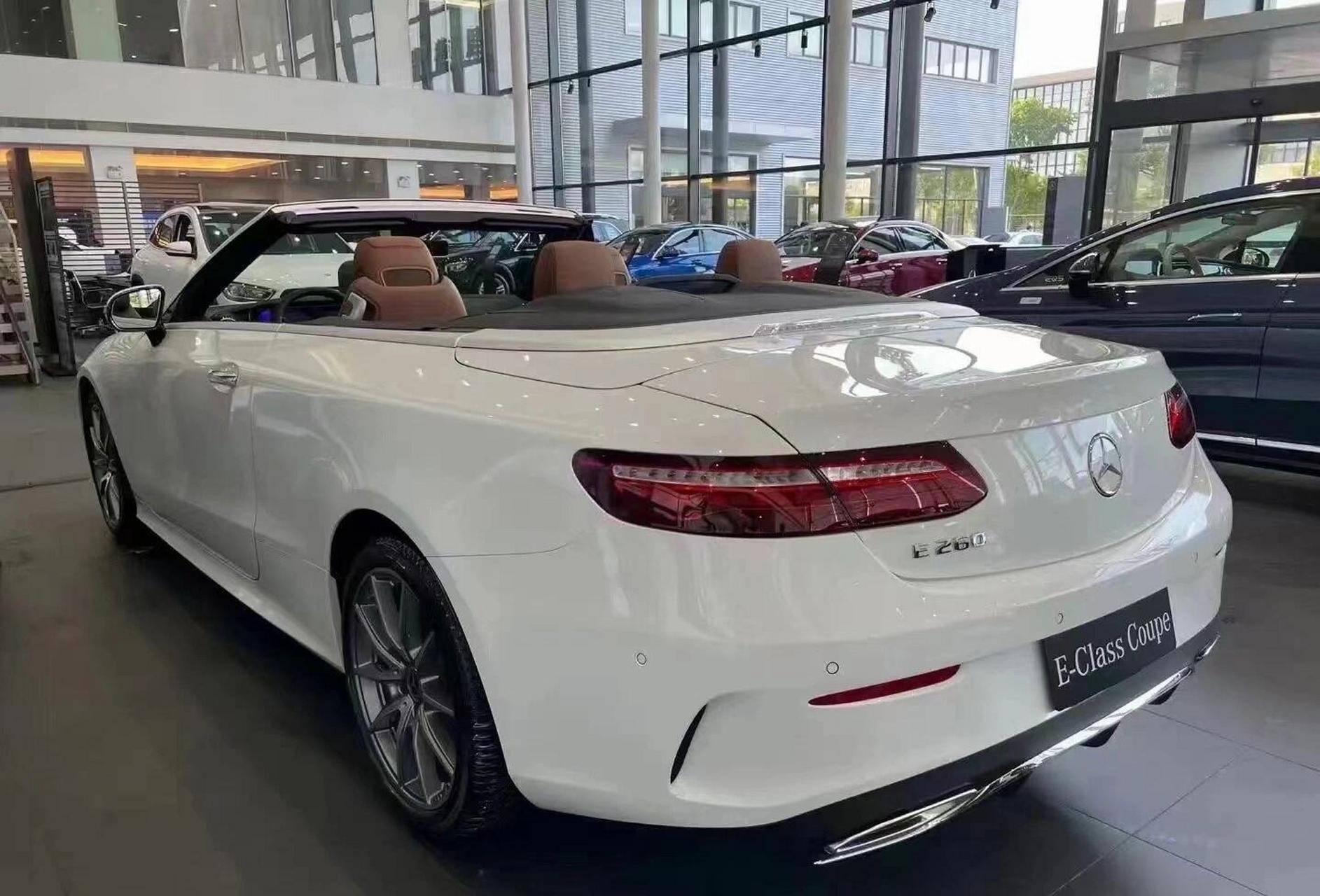 适合女士开的e敞篷 e260敞篷轿跑 2门四座 外观白色 内饰最佳搭配玛奇