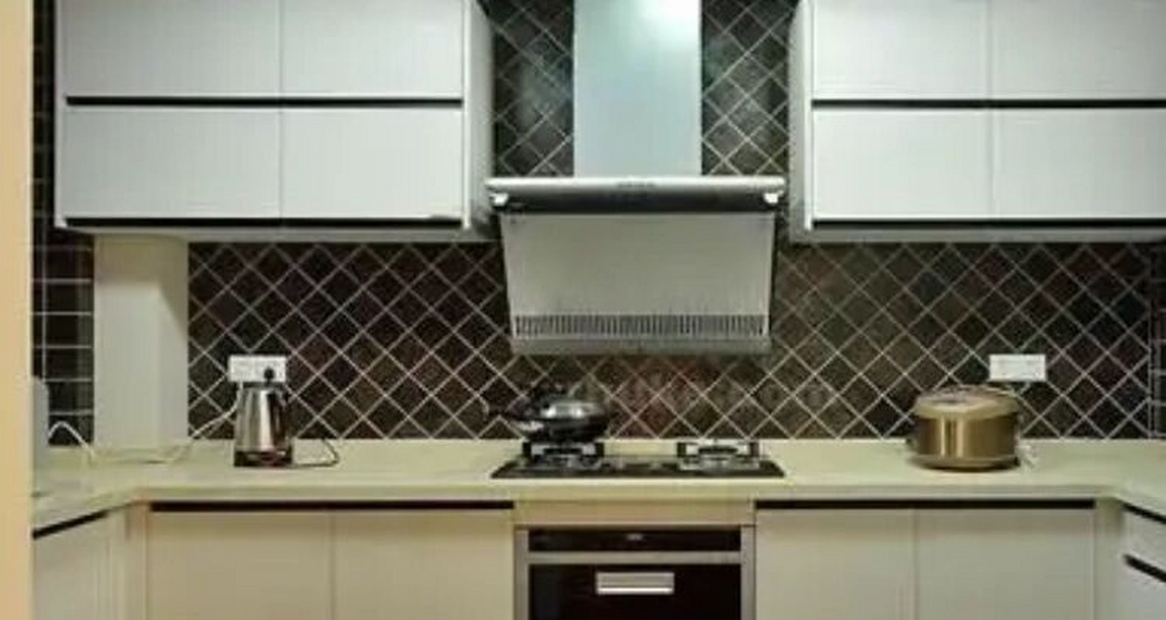 油烟机离灶台高度多少合适 550毫米~600毫米之间是比较合适的. 1.