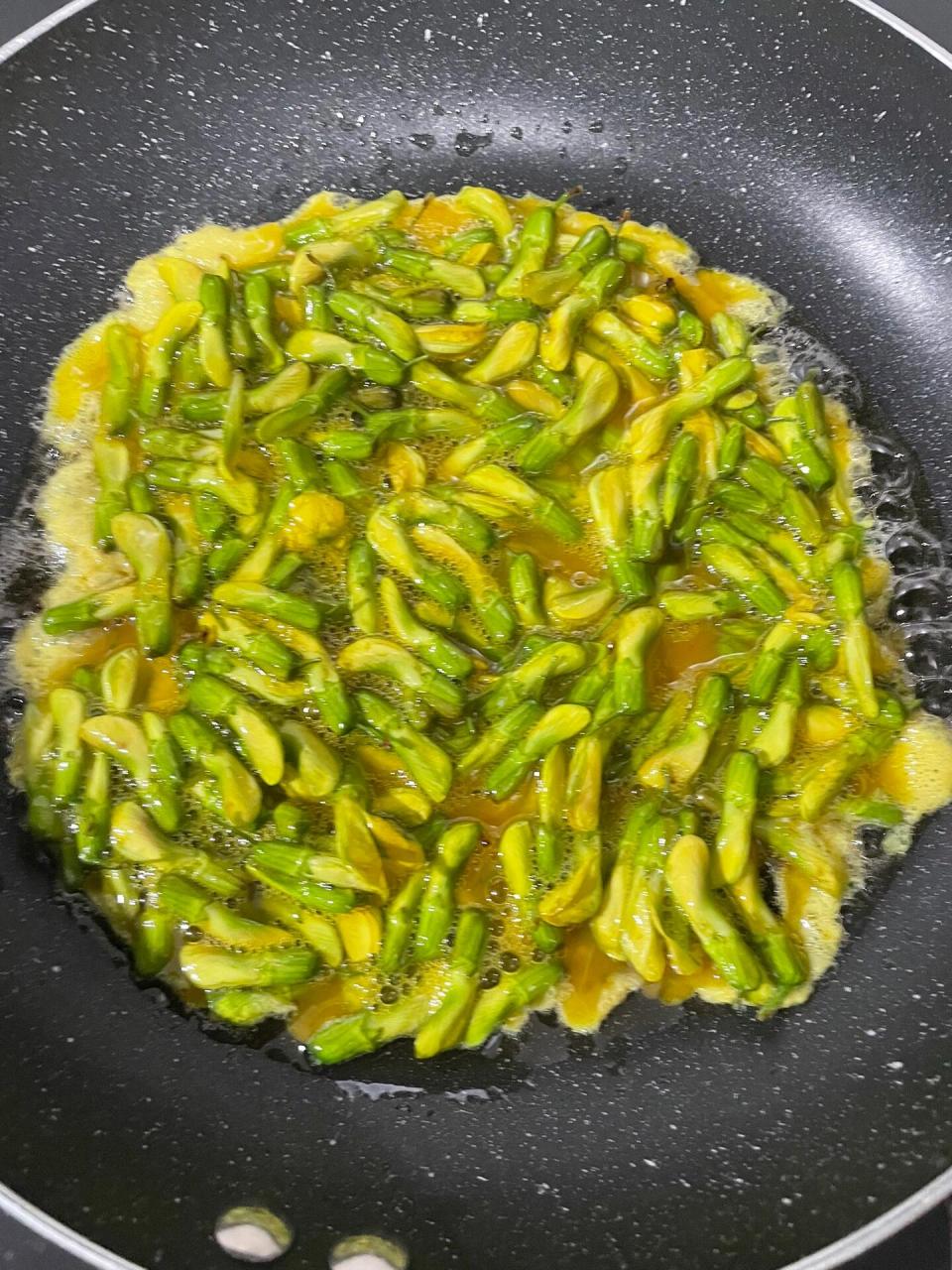 春天的味道,金雀花煎鸡蛋93 口感清甜 材料:金雀花,鸡蛋,盐 做法 1