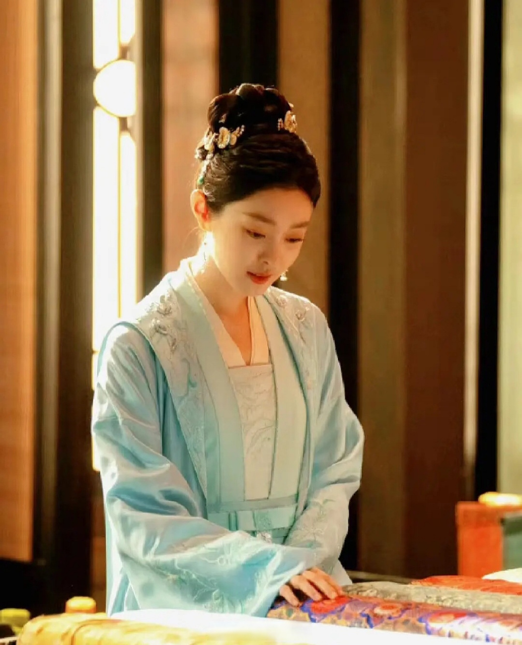 宋轶在长风渡里的某些角度好像jennie,两个人都是短脸猫相.