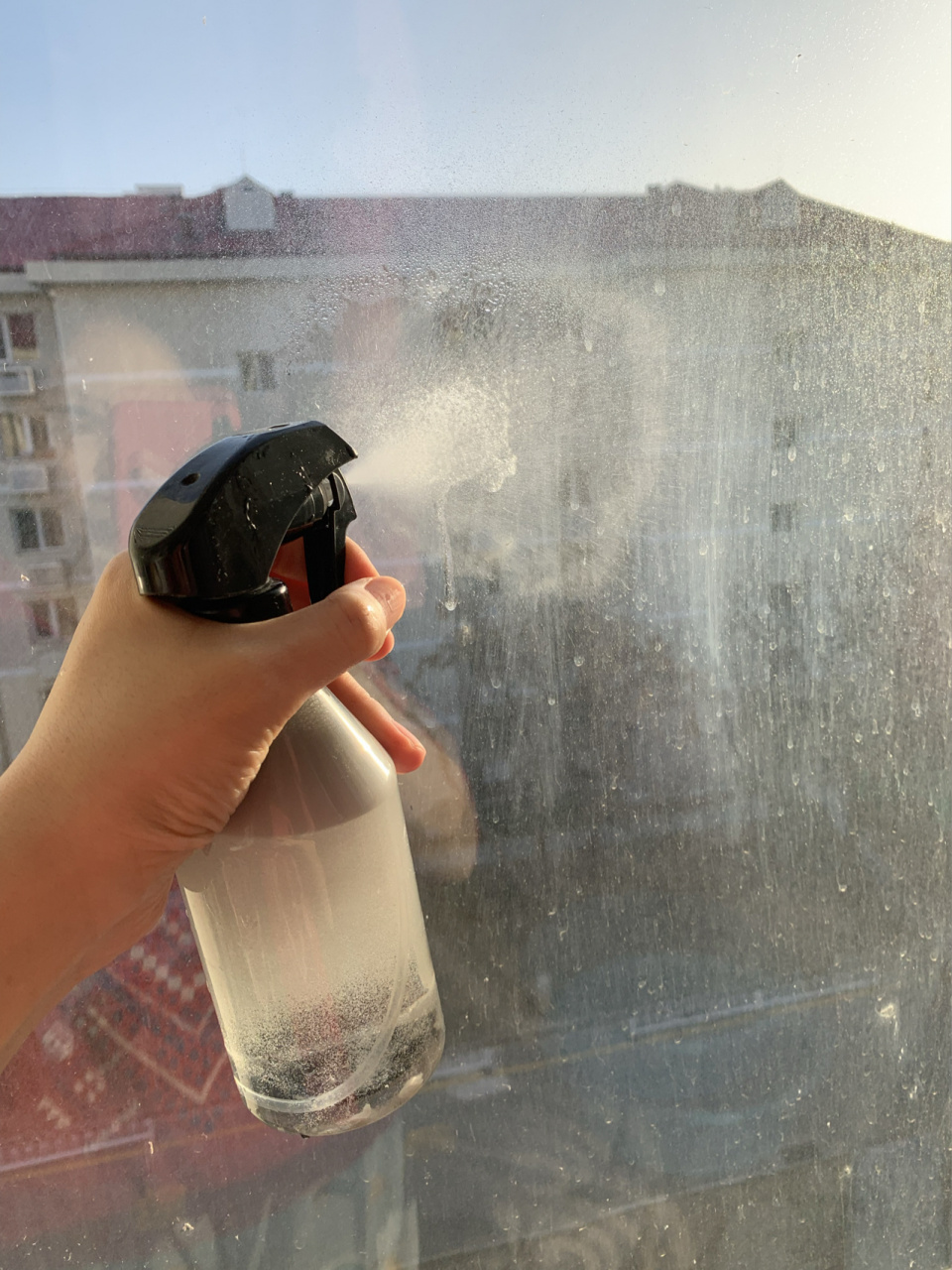 自制擦玻璃水 1.盐,白醋,小苏打,洗洁精 2.