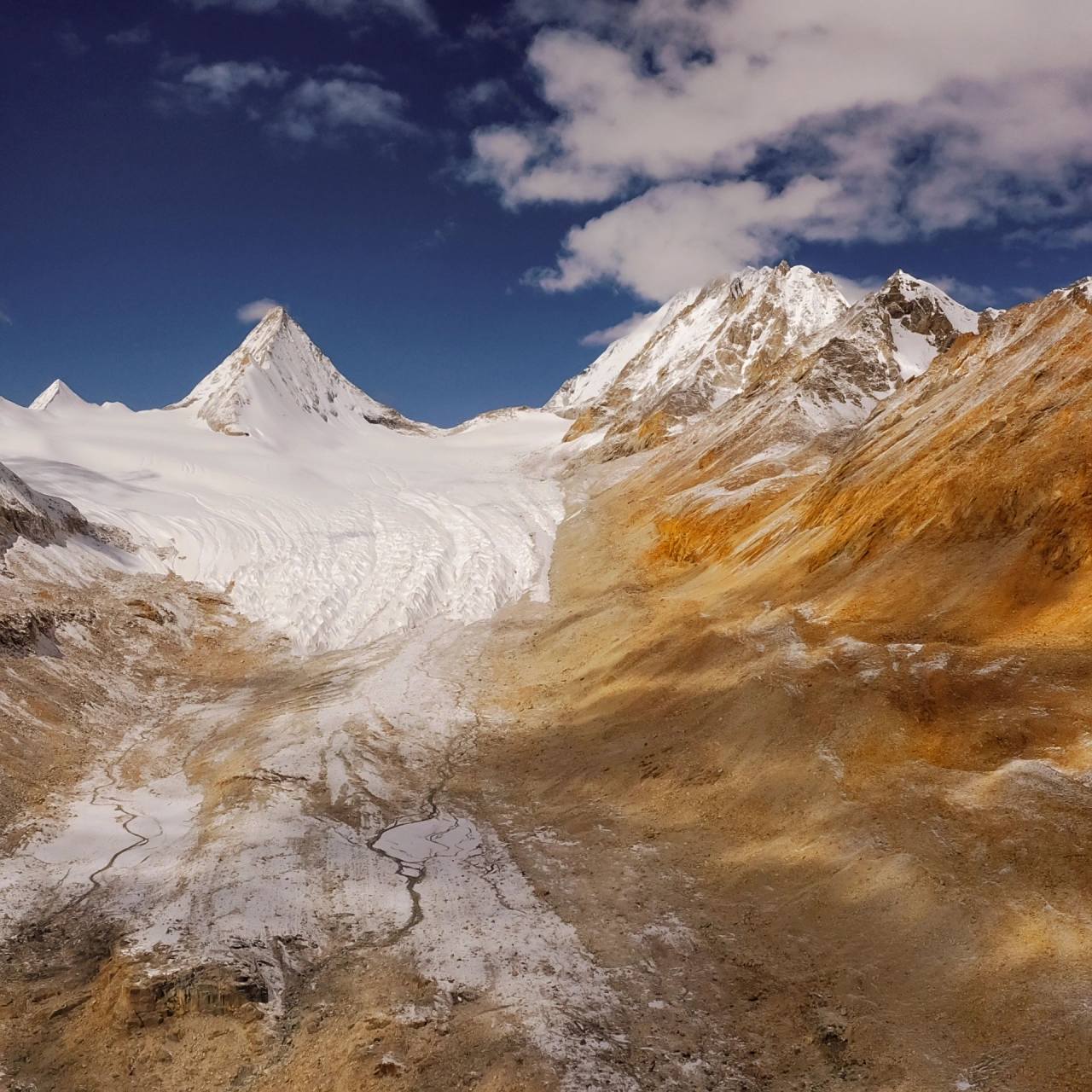 藏语冈底斯山意为"众山之主".