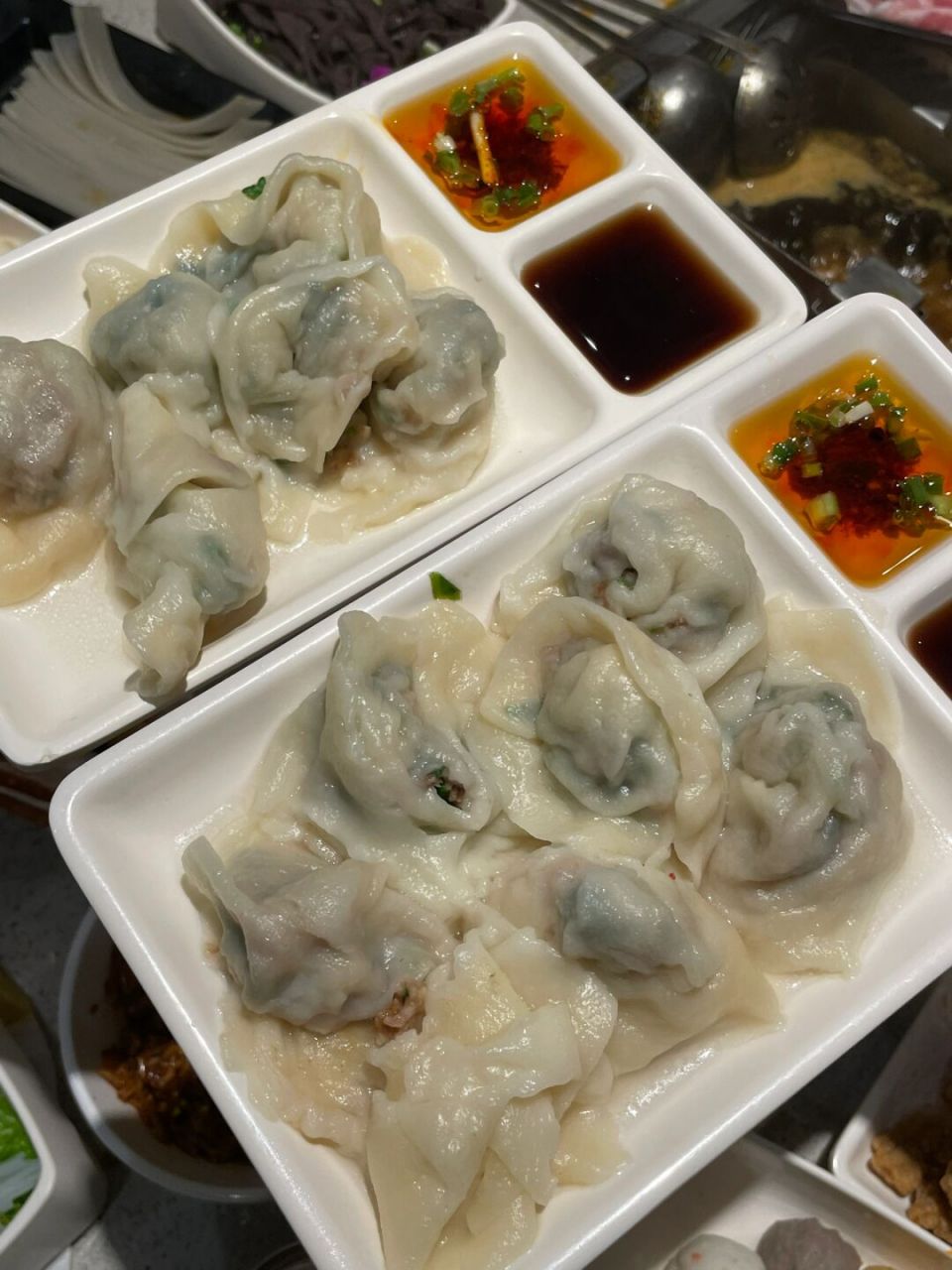 虾滑77牛肉粒(免费)77香菜(免费) 店员还会给你蘸料哦～ #海底捞