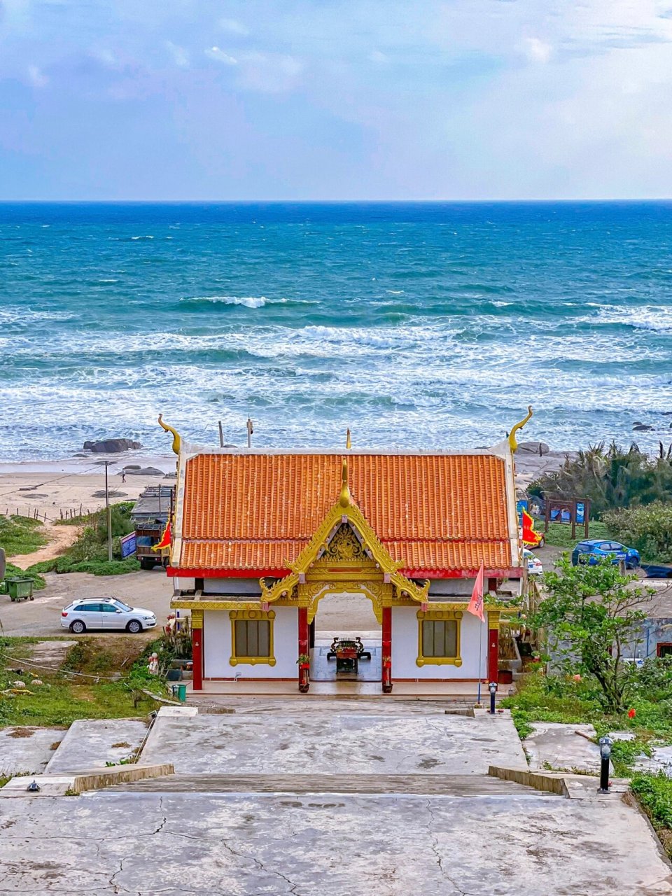 海南文昌·佛光寺 佛光寺位于海南文昌龙楼镇,一座泰式建筑风格的海边